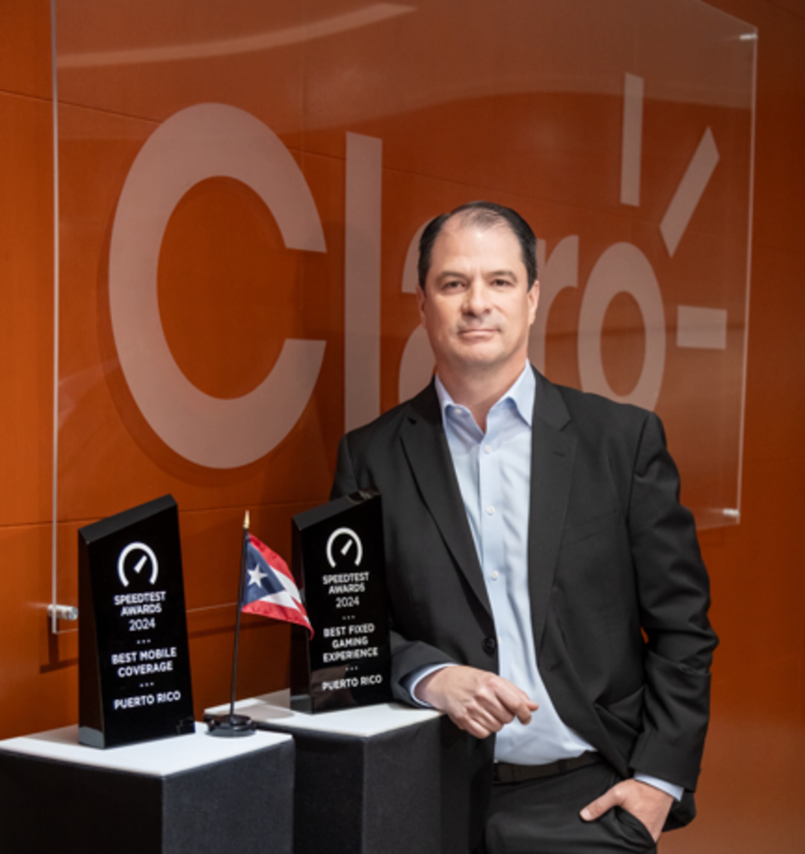 Enrique Ortiz de Montellano, presidente de Claro Puerto Rico, junto con los premios Speedtest Awards otorgados por Ookla.