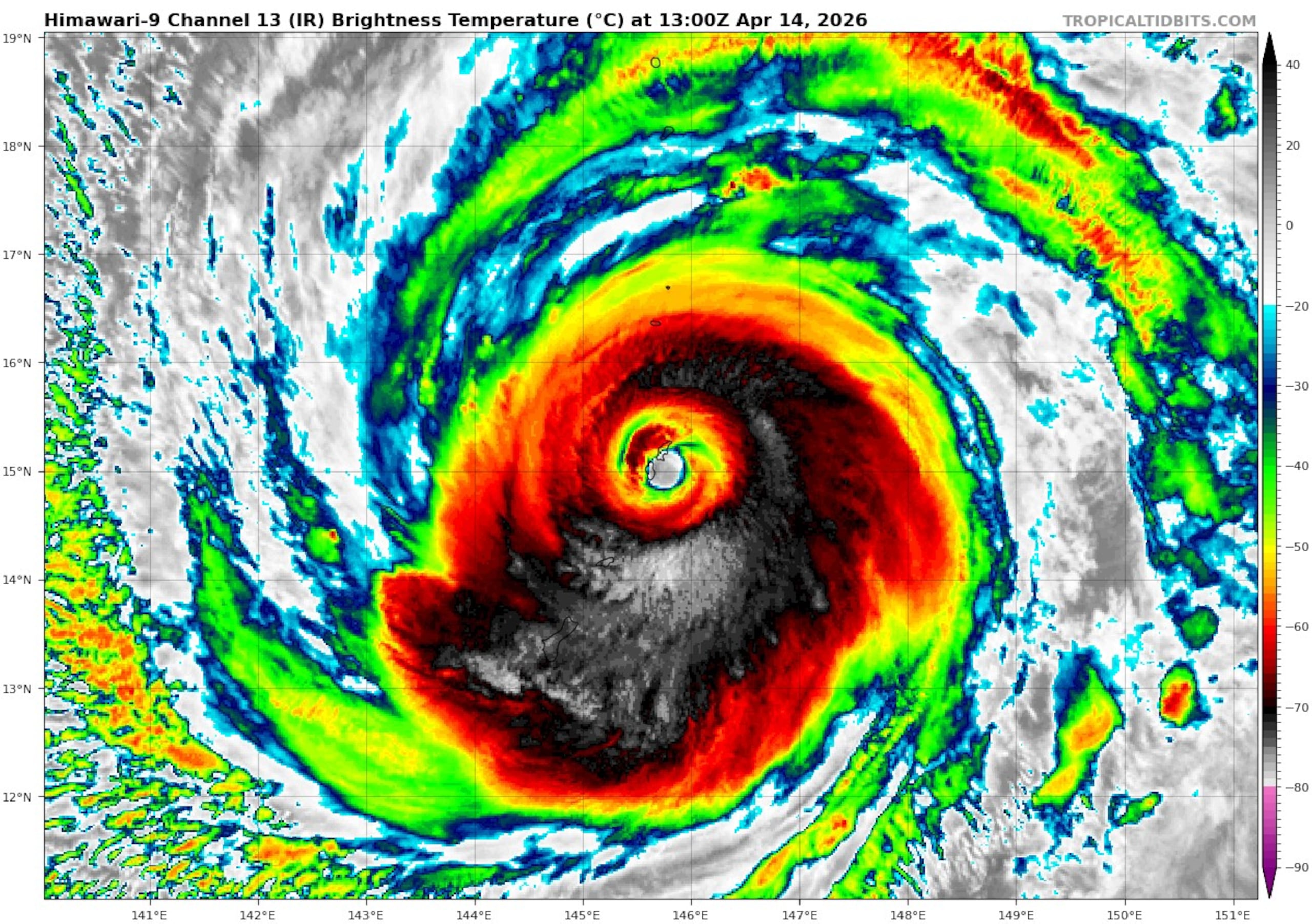 El ojo del tifón Sinlaku sobre las Islas Marianas del Norte.