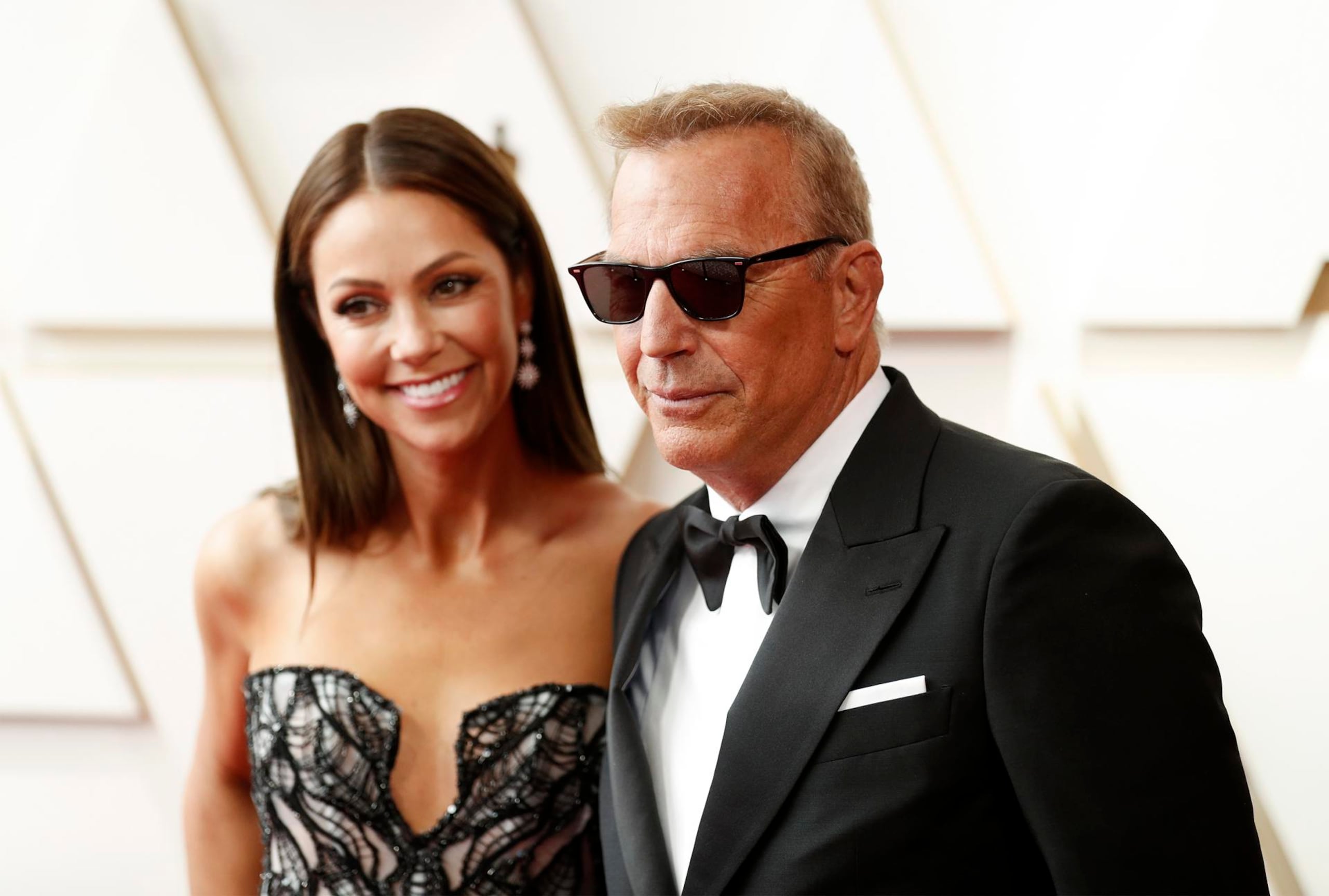Foto de archivo de Christine Baumgartner y el actor Kevin Costner.