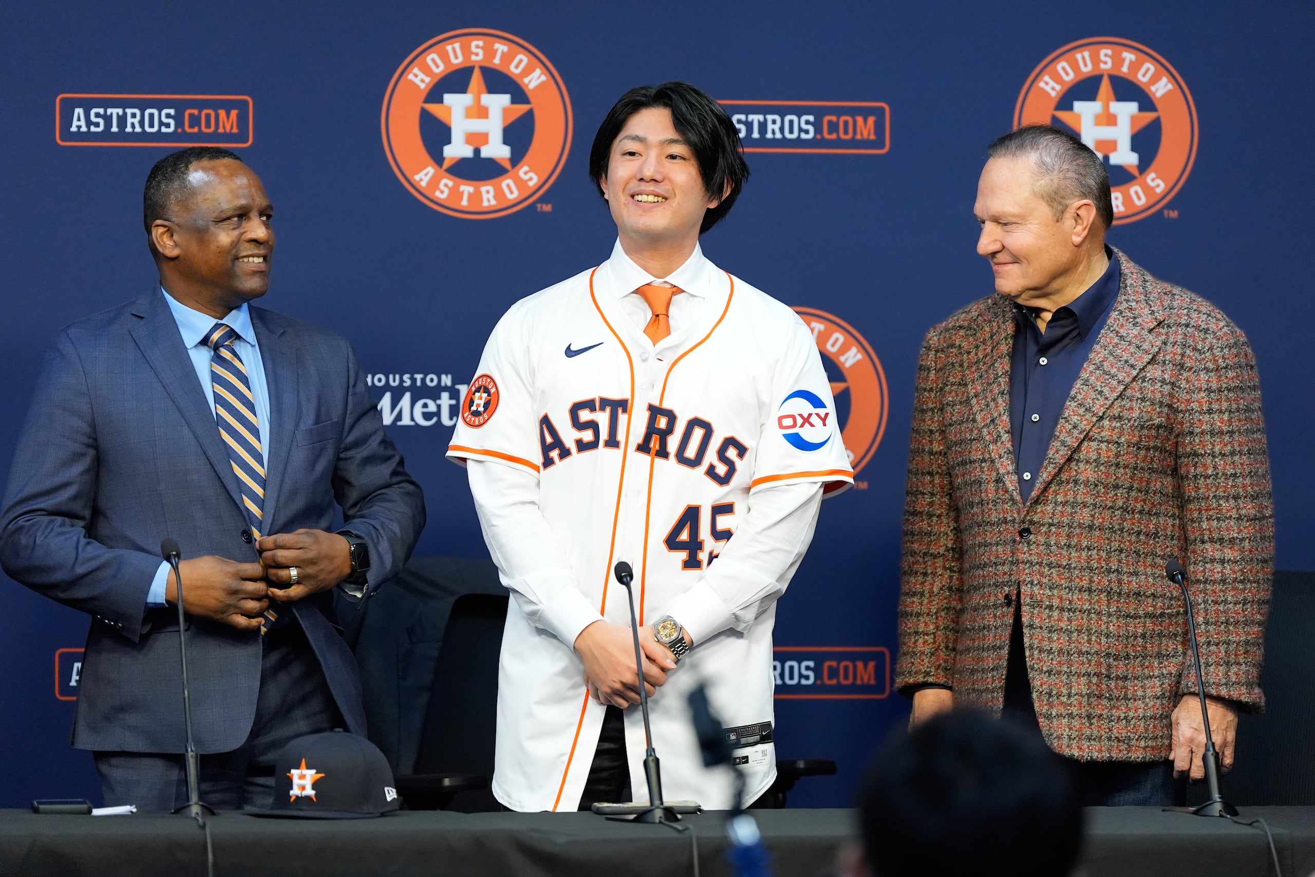 El pitcher japonés Tatsuya Imai en la conferencia de prensa para presentarlo con los Astros de Houston.