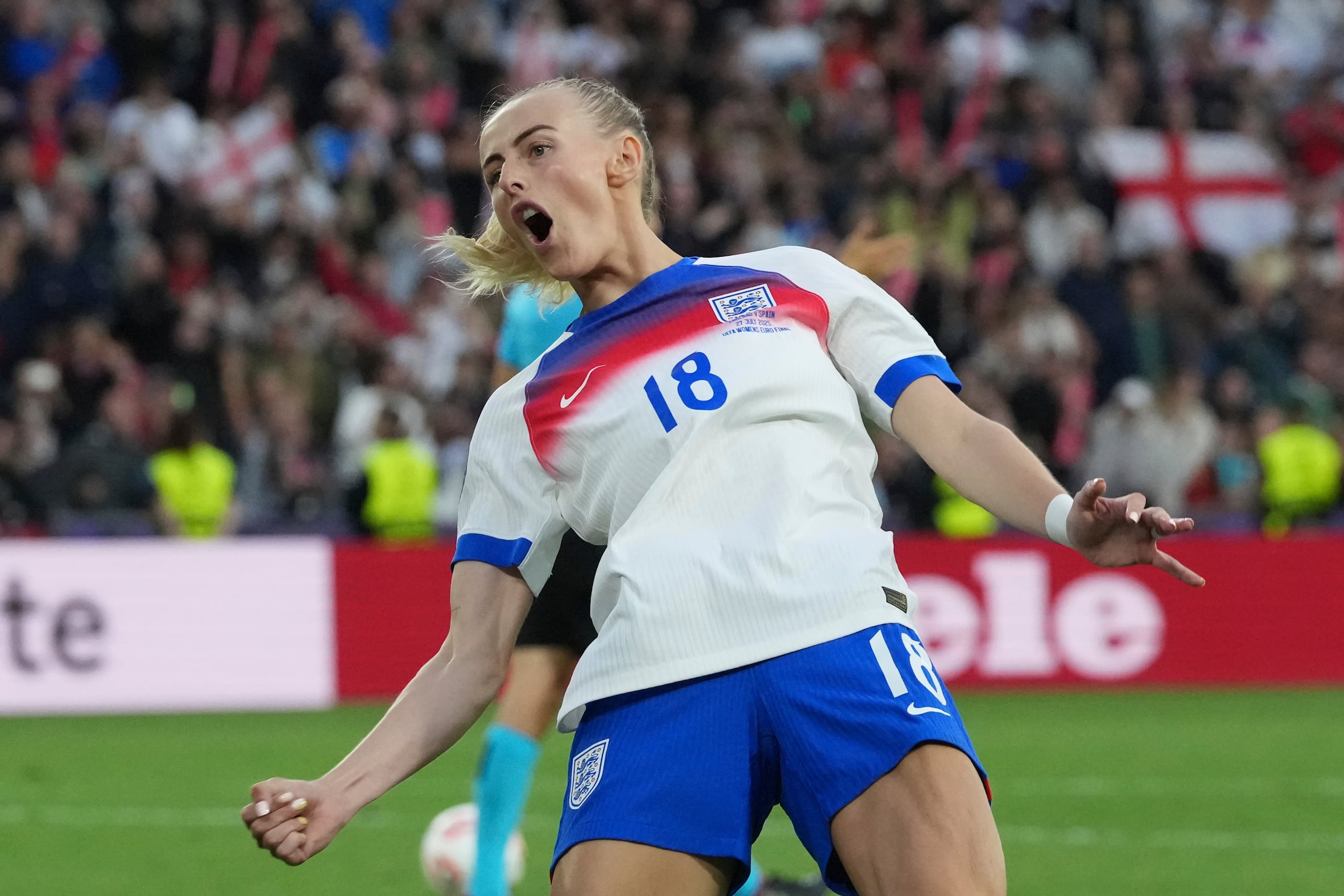 La inglesa Chloe Kelly tras anotar el penal decisivo para vencer a España en la final de la Eurocopa femenina, el domingo 27 de julio de 2025, en Basilea, Suiza. (AP Foto/Martin Meissner)