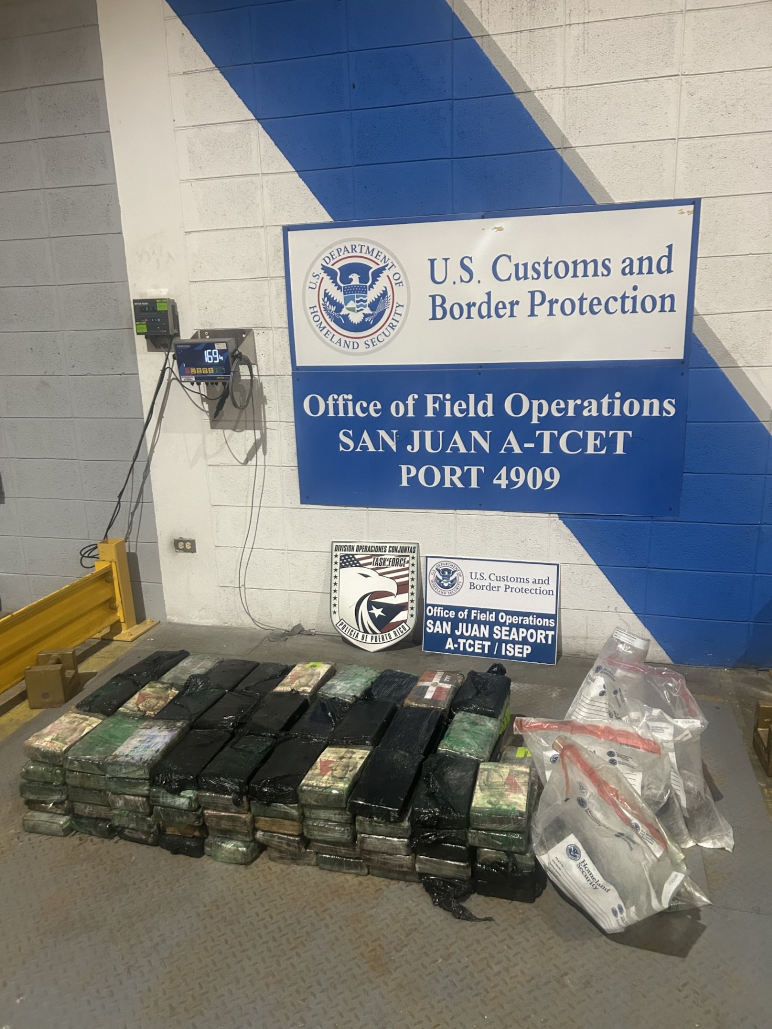 Agentes federales ocuparon cocaína oculta en los chasis de tres contenedores en un buque procedente de la República Dominicana.