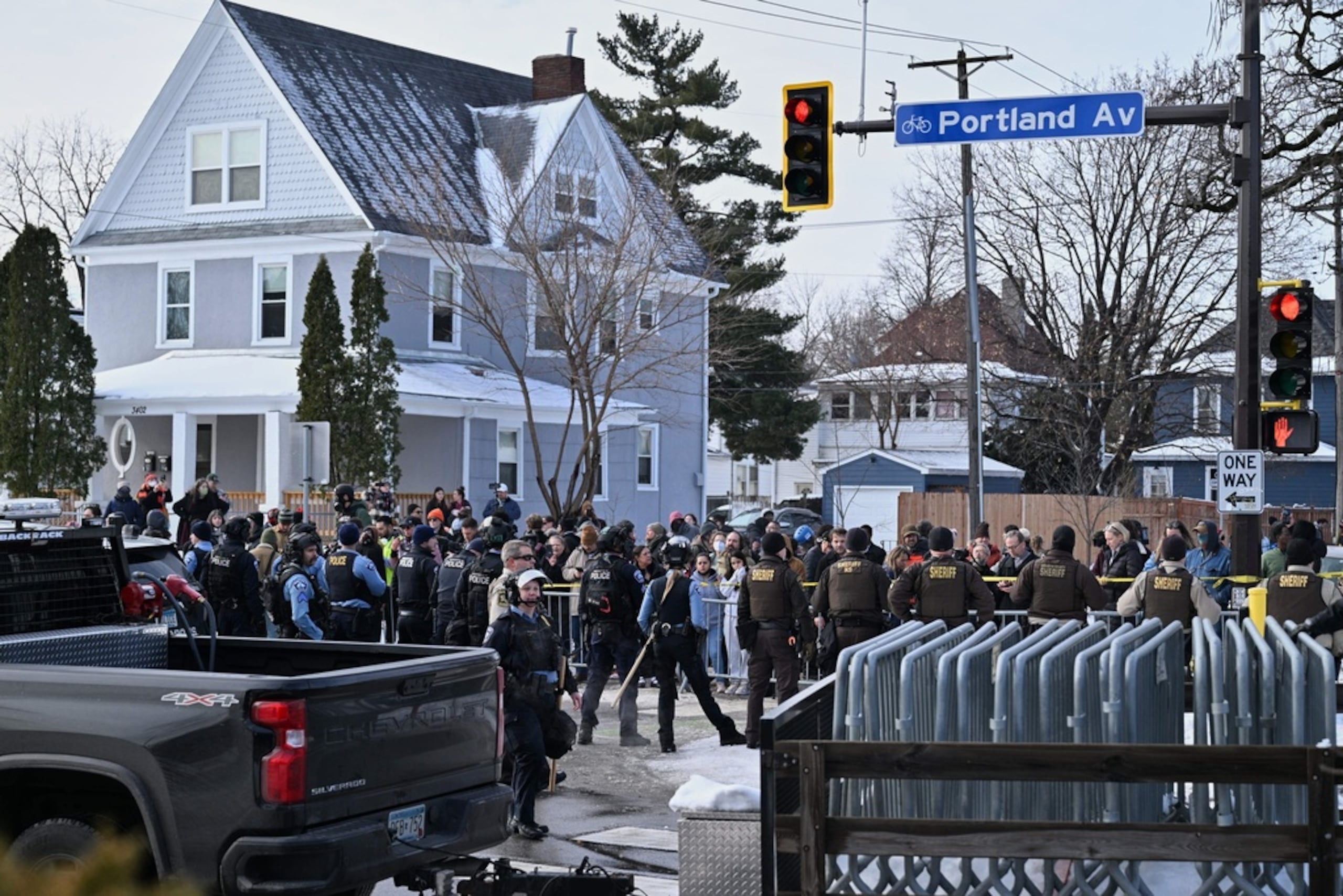 La gente protesta mientras los agentes del orden atienden la escena del tiroteo que involucró a agentes federales este miércoles en Minneapolis.