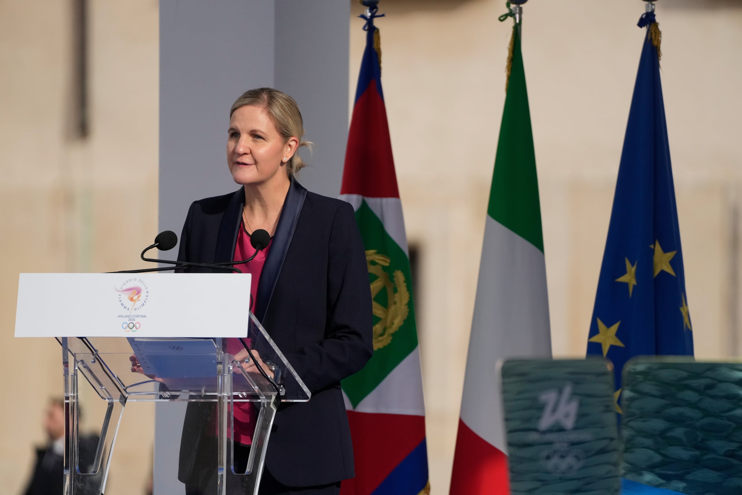 La presidenta del COI, Kirsty Coventry, brinda un discurso durante la ceremonia de encendido de la llama de los Juegos Olímpicos de Invierno Milan Cortina 2026.