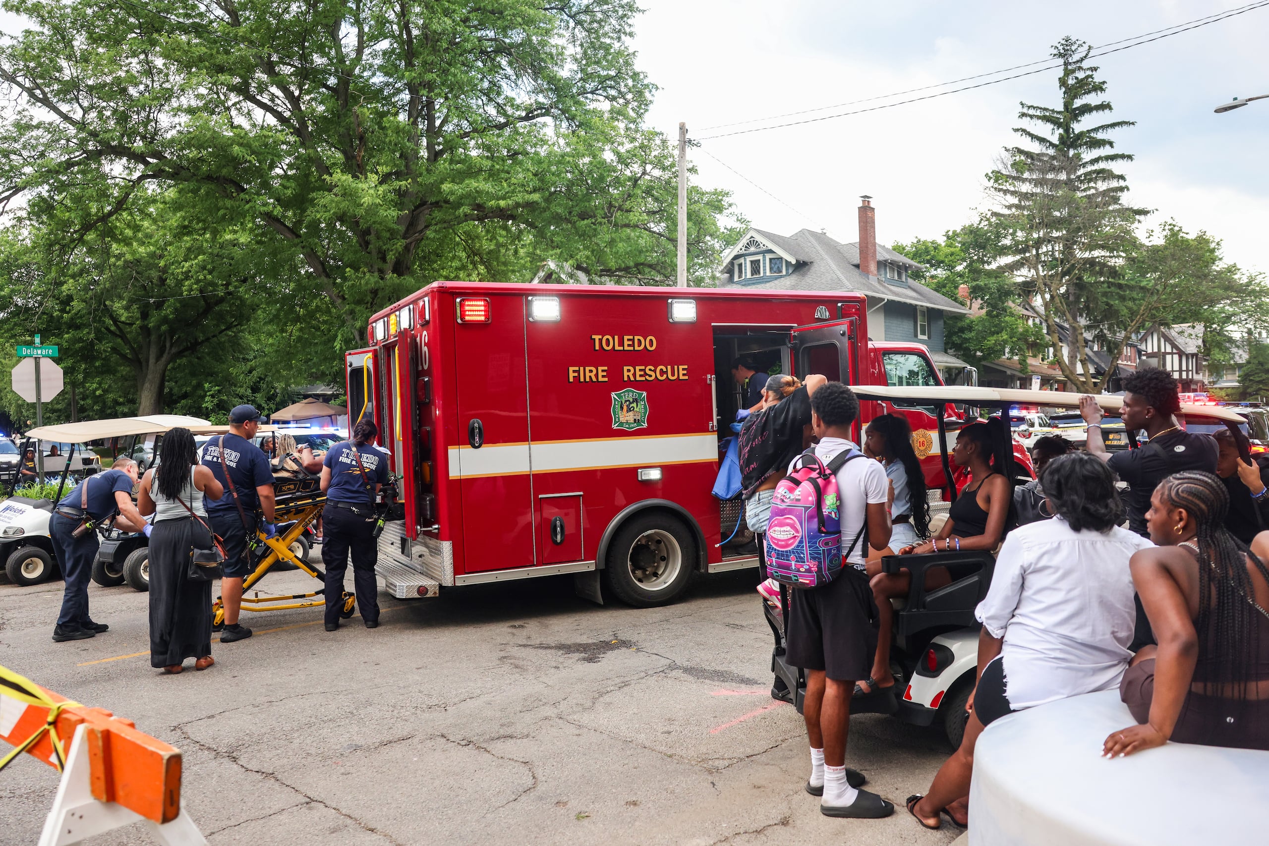 La policía de Toledo investiga un tiroteo que dejó 12 personas heridas en el festival Old West End, en el Agnes Reynolds Jackson Arboretum de Toledo, Ohio, el sábado 6 de junio de 2026. (Rebecca Benson/The Blade vía AP)