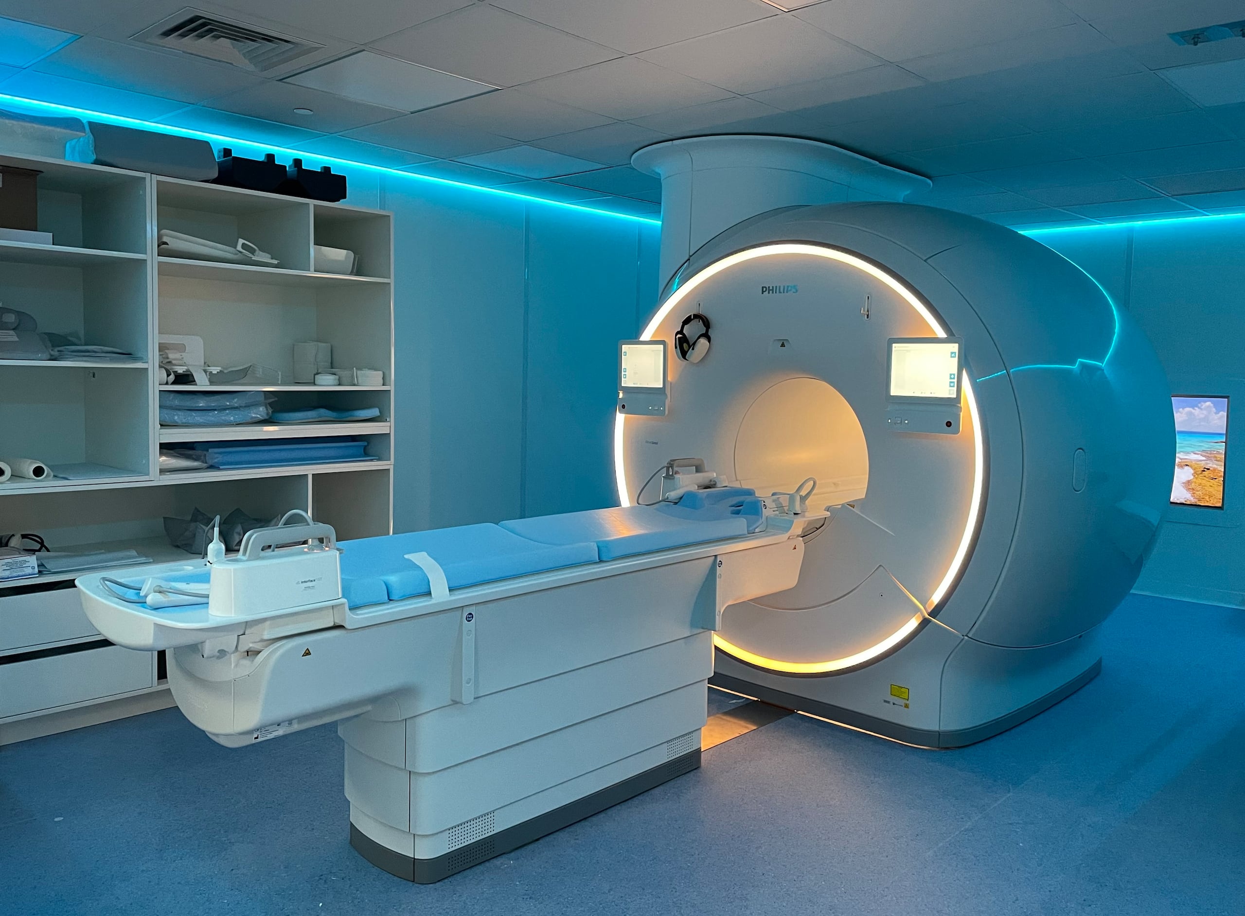 El sistema de resonancia magnética Philips MR 5300 realiza estudios de seno no invasivo y todo tipo de MRI, con o sin contraste, de extremidades, cabeza, de espina, de abdomen y pelvis.