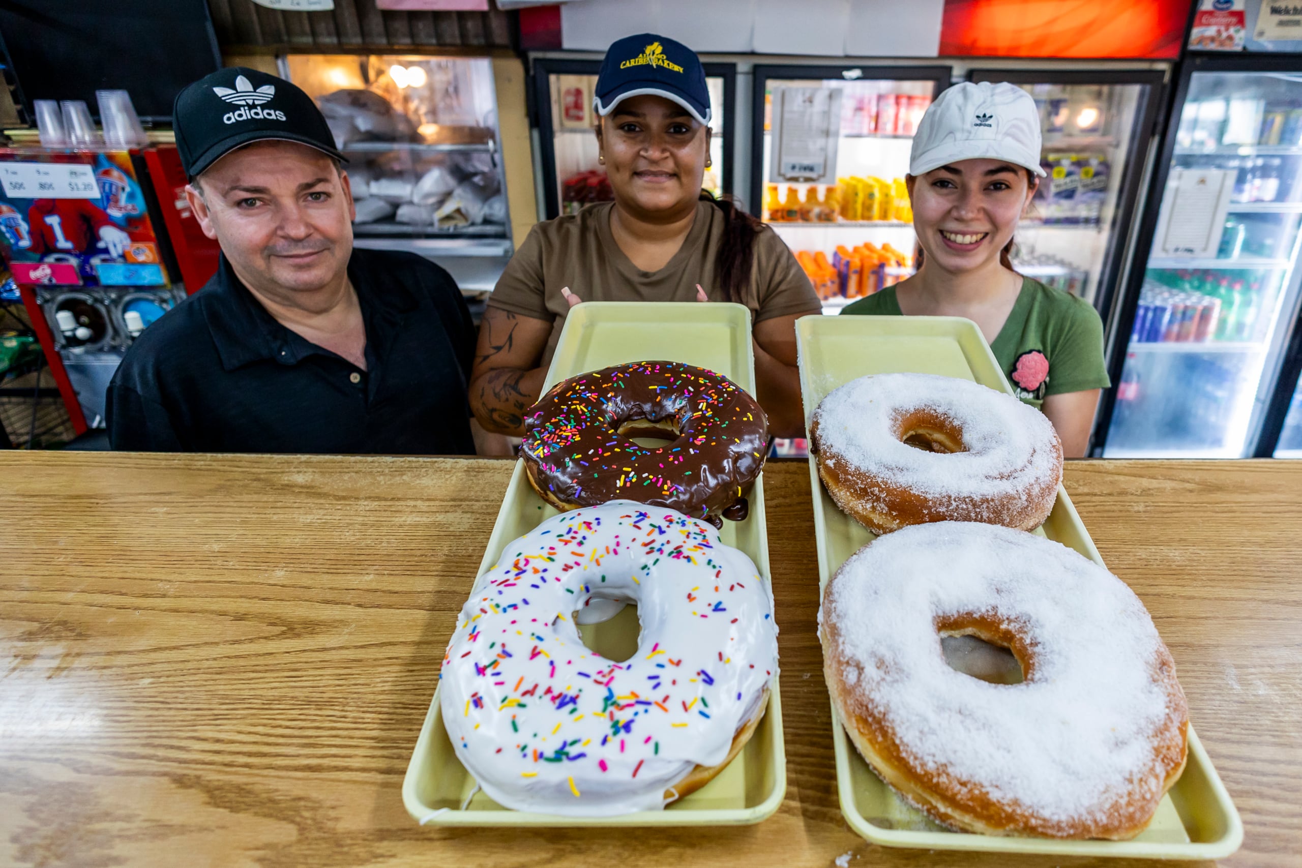 José Antonio Pabón, Jesenia Rosario y Janeska Pabón muestran con orgullo el distintivo producto que se caracteriza por su tamaño y sabor.