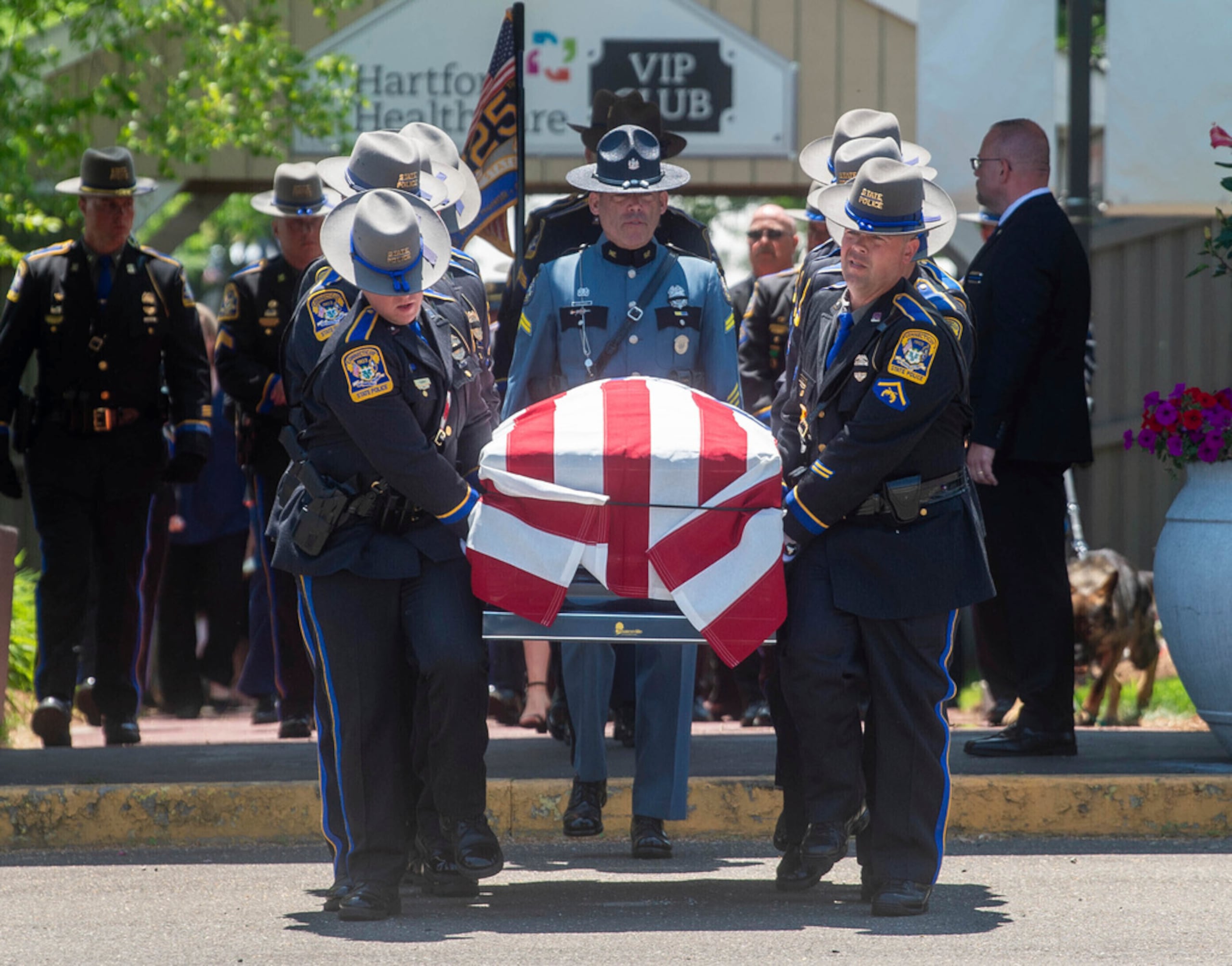 El féretro del patrullero estatal de Connecticut Aaron Pelletier es sacado del Teatro Xfinity tras su funeral en Hartford, Connecticut, el 5 de junio de 2024.