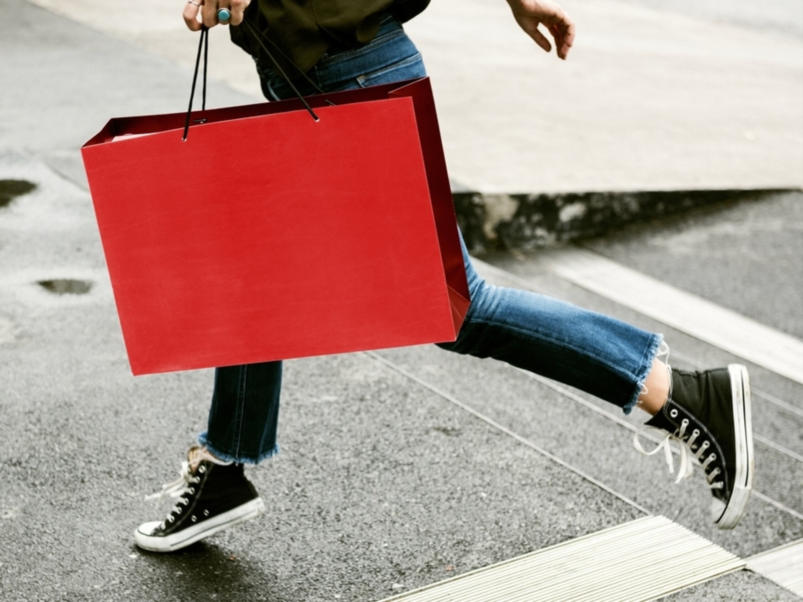 El consumidor debe conocer las políticas de devolución de clo comercios, antes de hacer sus compras.