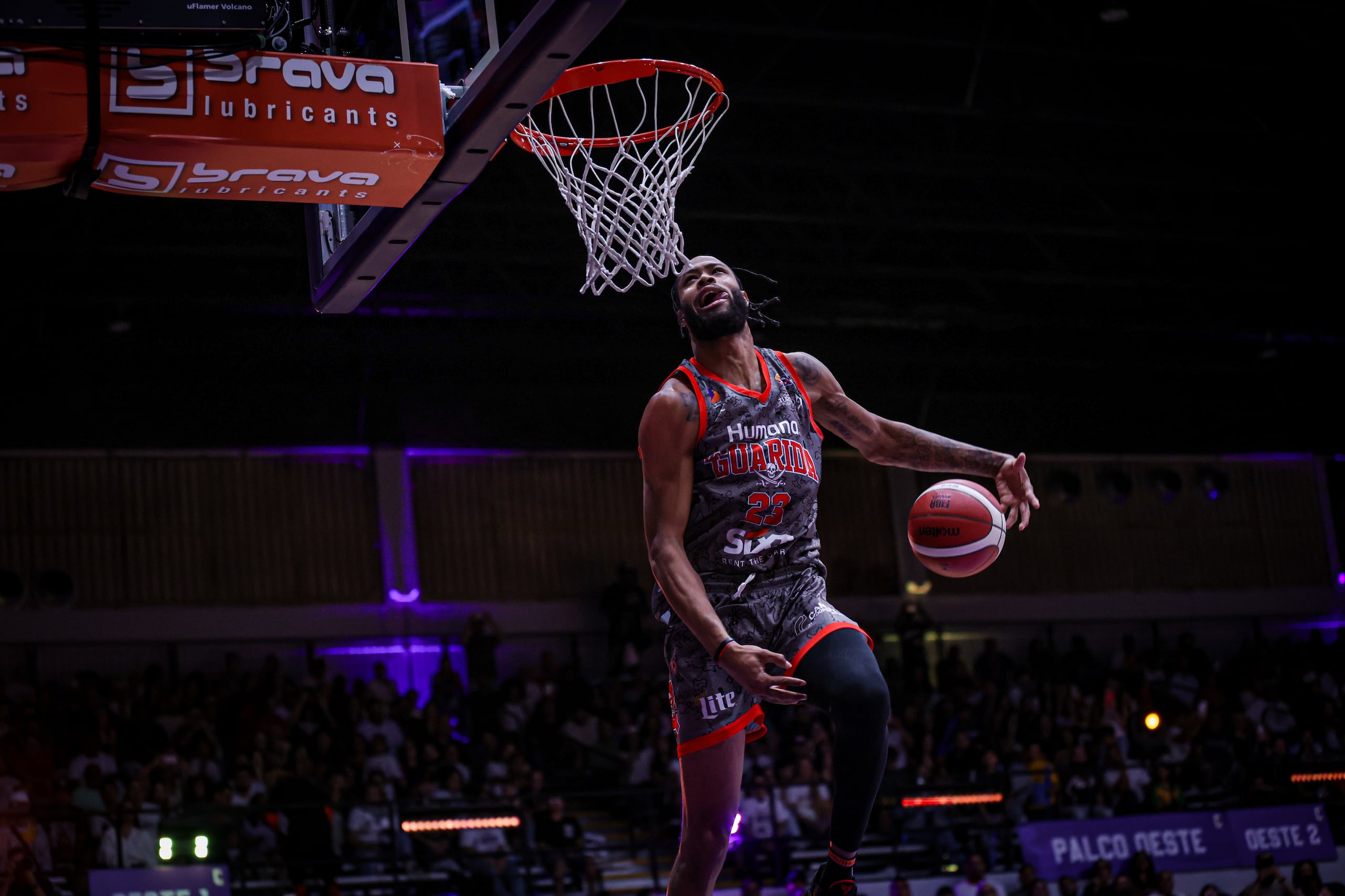 Phillip Wheeler, de los Piratas de Quebradillas, durante la competencia de donqueos en el Juego de Estrellas del BSN.