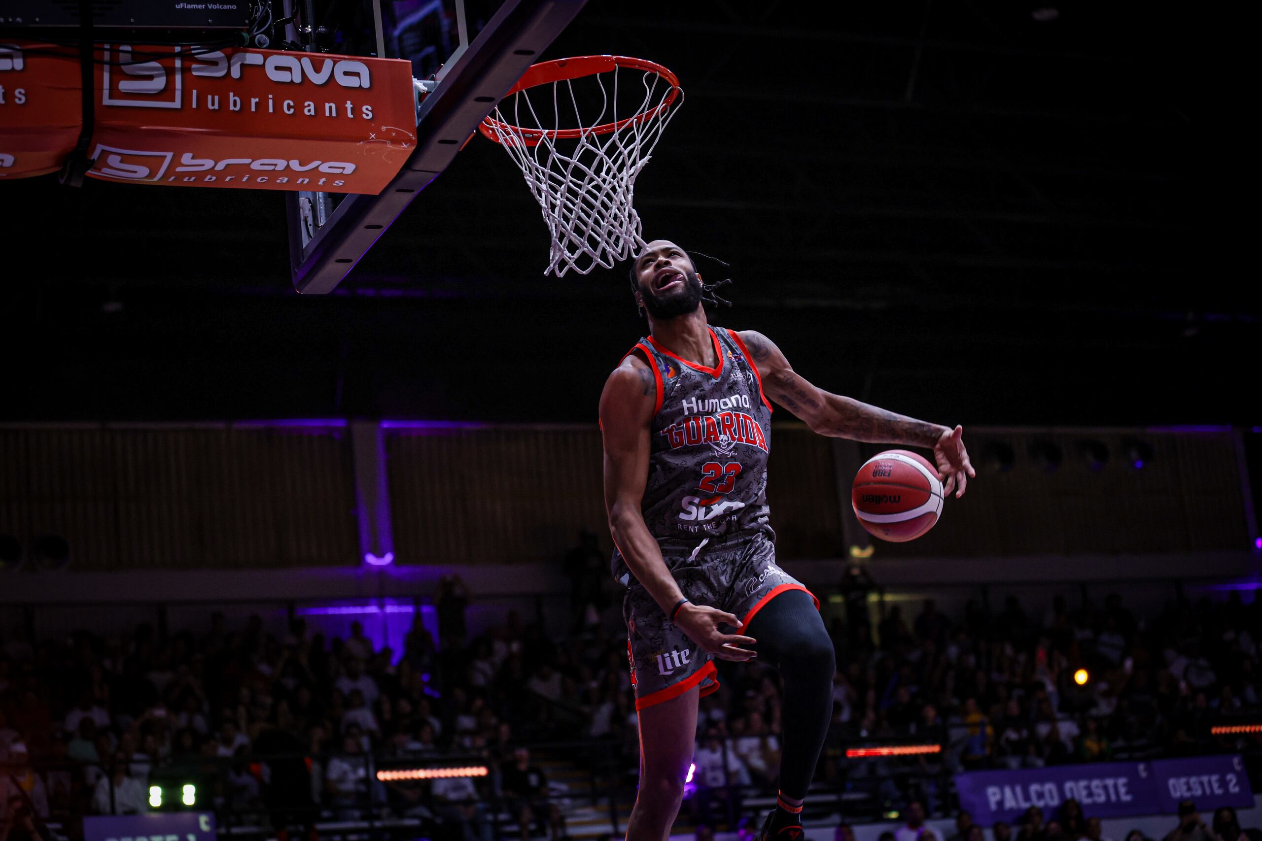 Phillip Wheeler, de los Piratas de Quebradillas, durante la competencia de donqueos en el Juego de Estrellas del BSN.