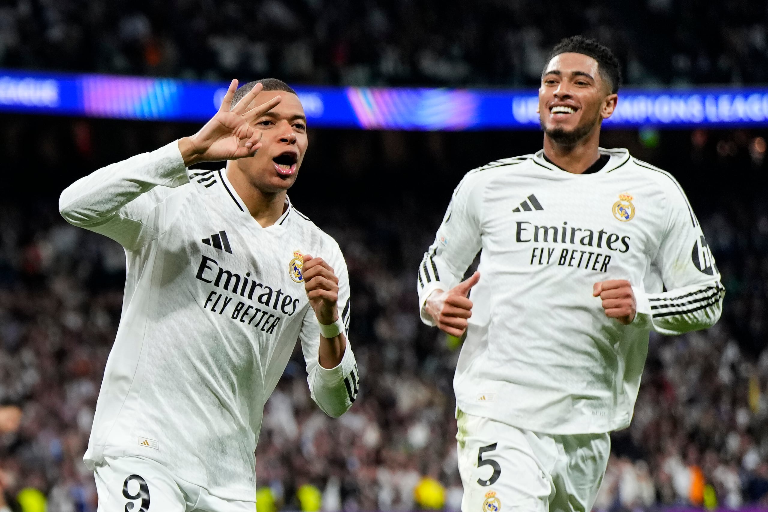 Kylian Mbappé, delantero francés del Real Madrid, festeja con el inglés Jude Bellingham (derecha), tras anotar el tercer gol ante Manchester City en un partido de la Liga de Campeones ante el Manchester City.