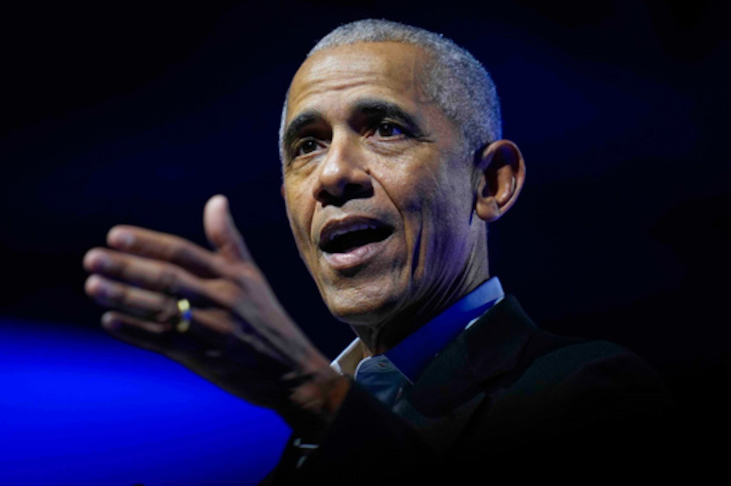 ARCHIVO - El ex presidente Barack Obama habla en el Foro de la Democracia de la Fundación Obama en Chicago, el 5 de diciembre de 2024. (AP Photo/Erin Hooley, Archivo)