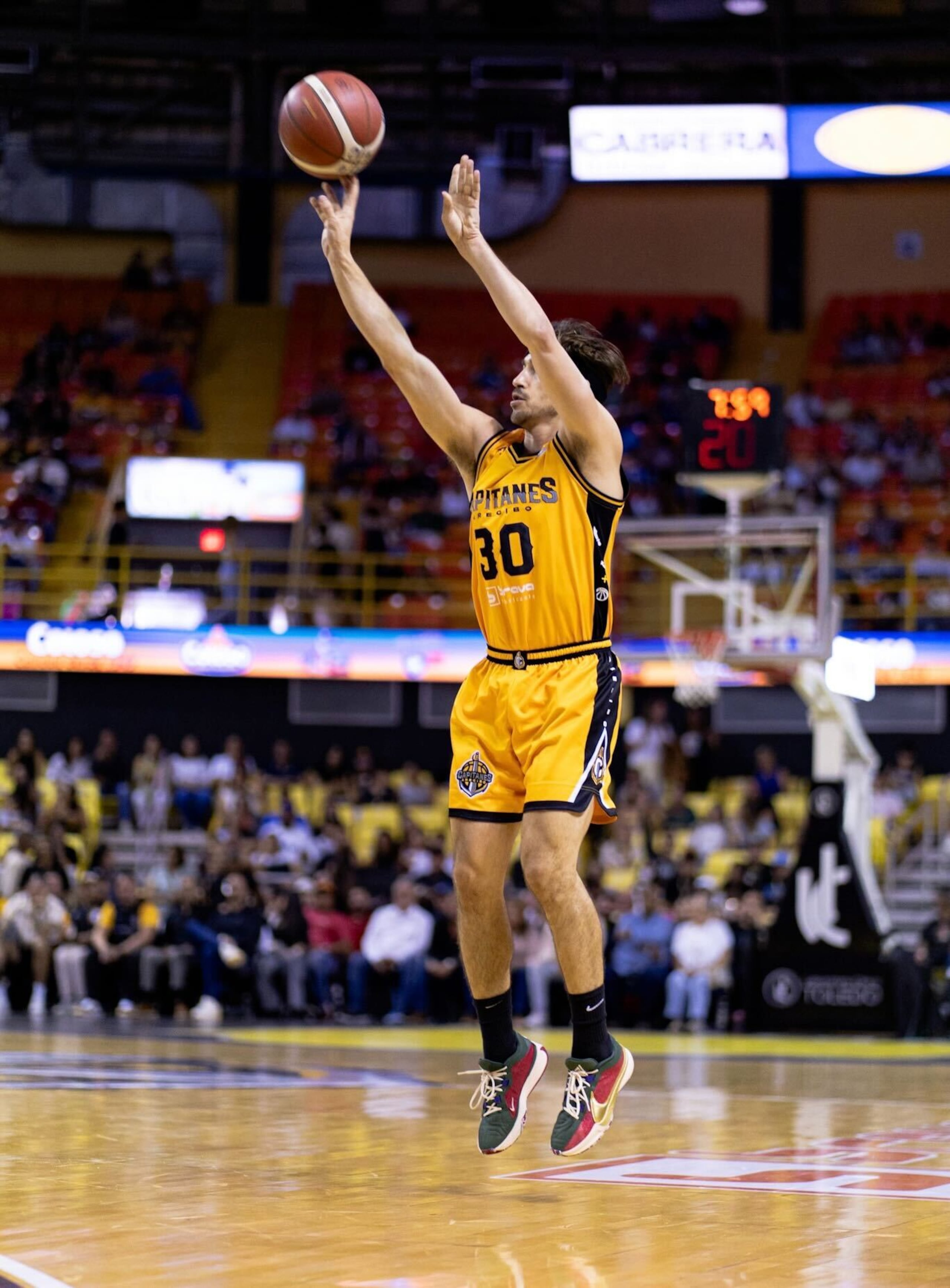 El armador importado de los Capitanes de Arecibo, David Stockton, lanza al canasto durante el juego contra los Piratas de Quebradillas.