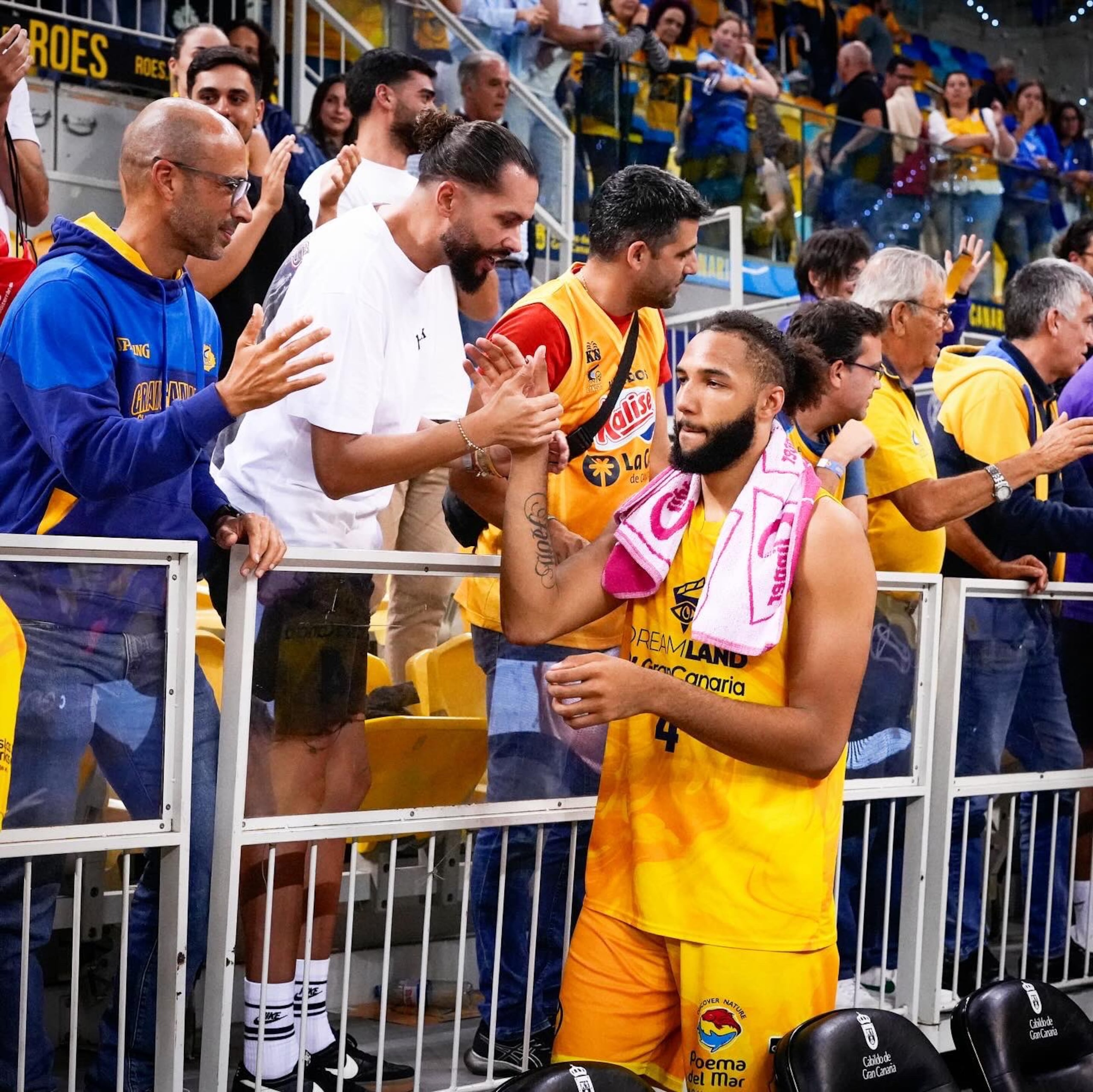 George Conditt IV saluda a los fanáticos tras la eliminación del Dreamland Gran Canaria de la postemporada de la Liga ACB de España.