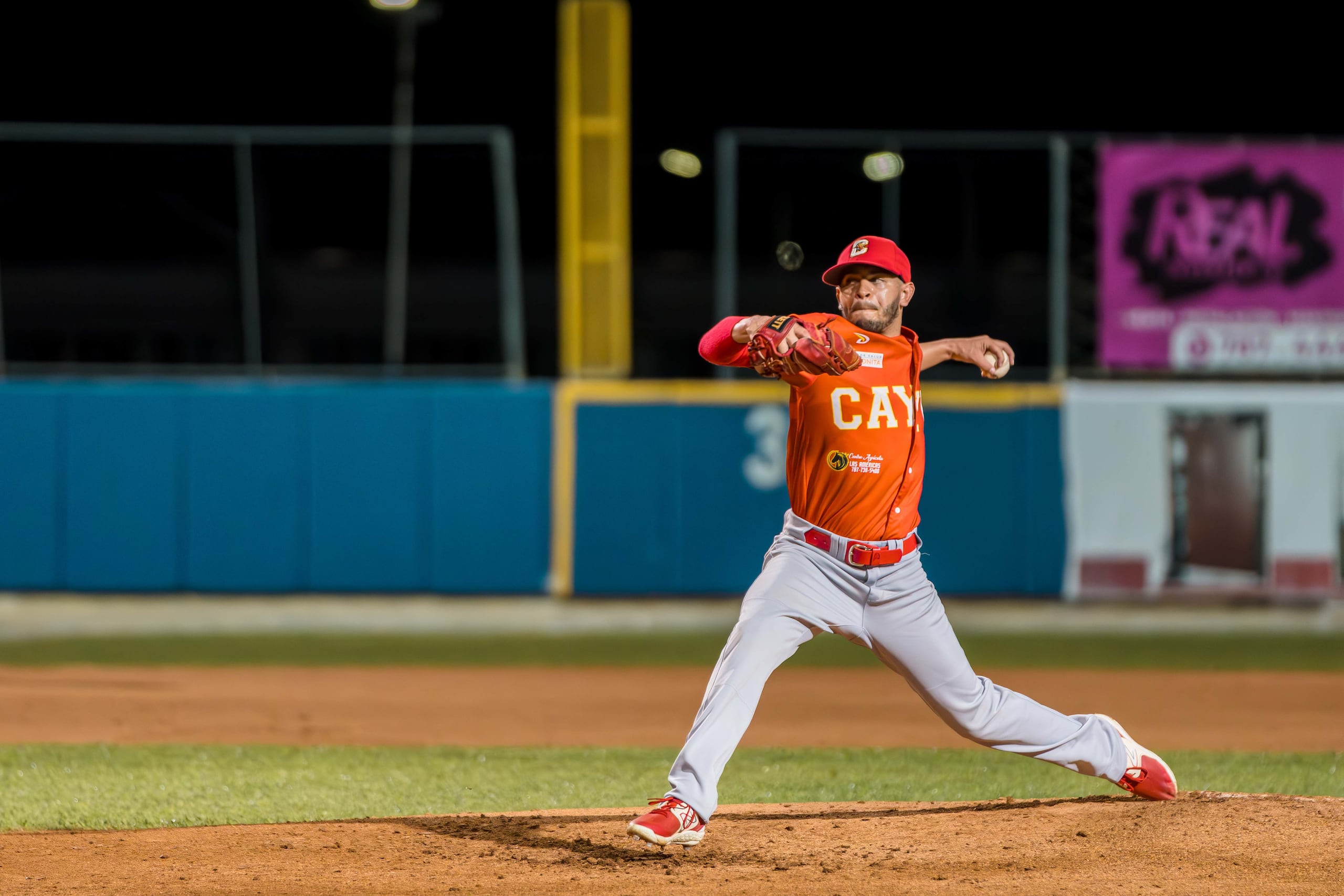 Juan Carlos Burgos realiza un lanzamiento durante su participación en el cuarto juego de la serie semifinal ante los Halcones de Gurabo.