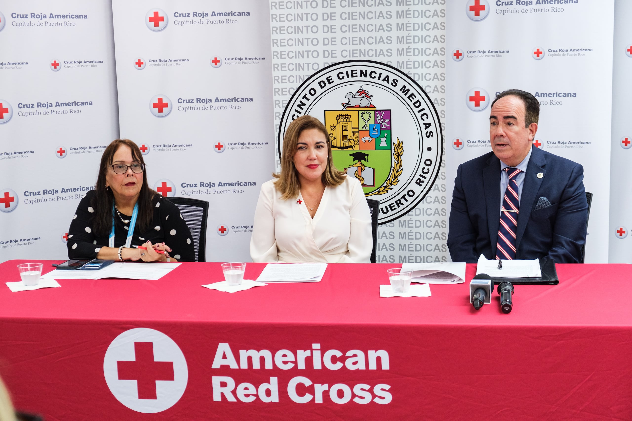 En la foto la doctora Carmen Cadilla, decada de Asuntos del Recinto de Ciencias Médicas; Lee Vanessa Feliciano, ejecutiva regional de la Cruz Roja Americana en Puerto Rico; y Luis A. Ferrao, presidente de la UPR, quienes firmaron acuerdo colaborativo enfocado en la salud de los adultos mayores.