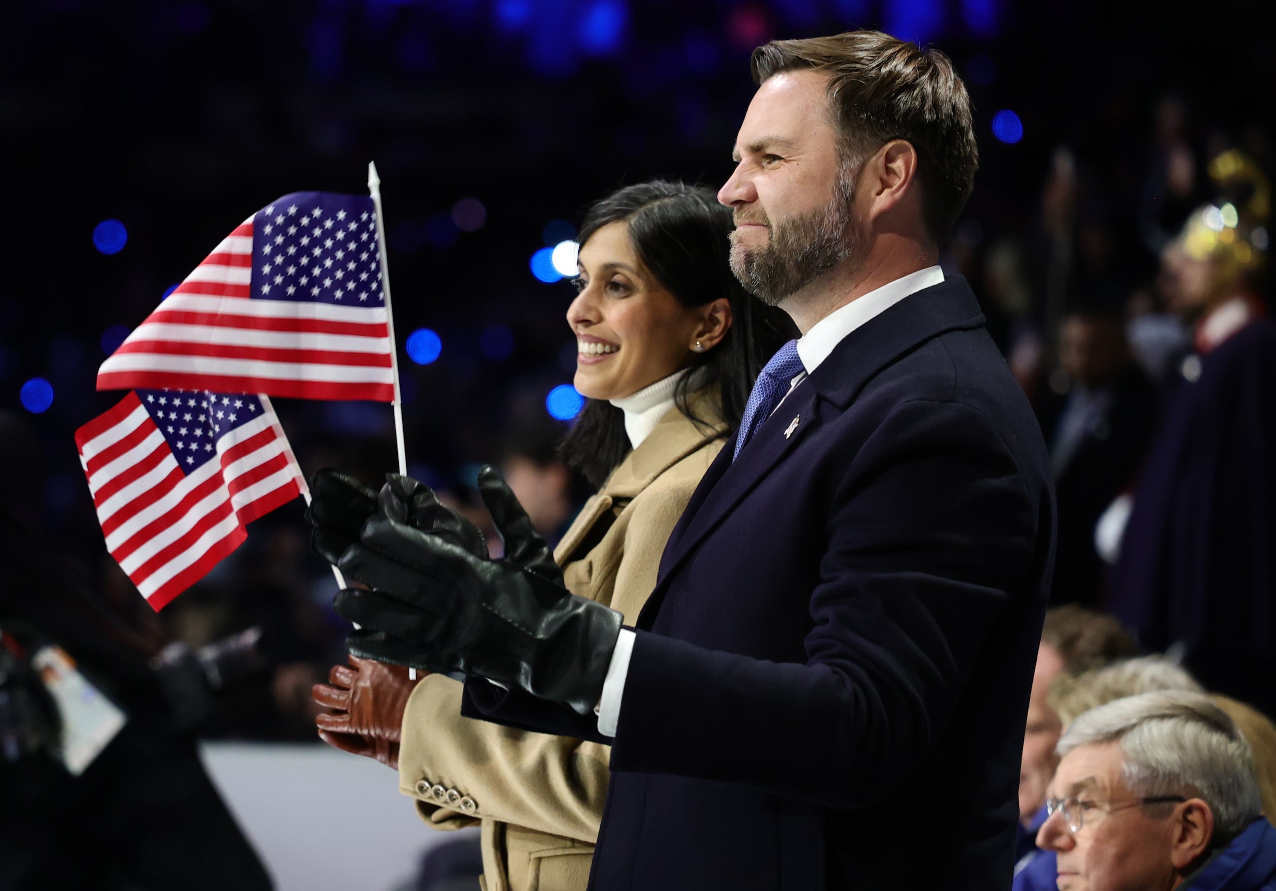 El vicepresidente de Estados Unidos, J. D. Vance, y la segunda dama, Usha Vance, asisten a la ceremonia de apertura de los Juegos Olímpicos de Invierno de 2026, en Milán, Italia.
