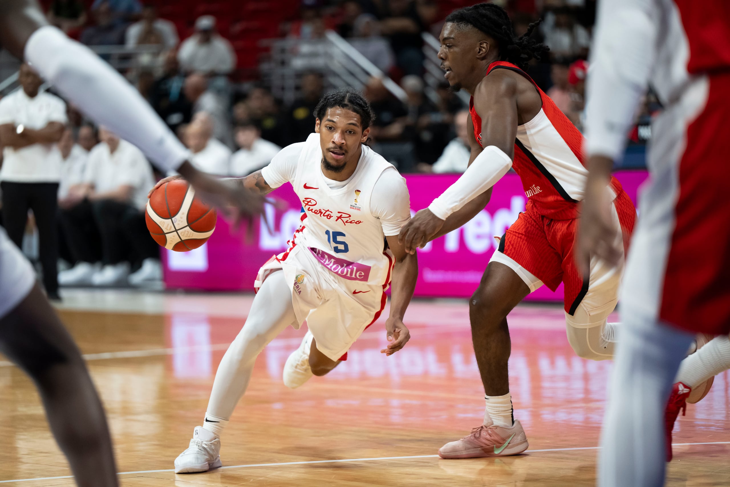 Zakai Zeigler maneja el balón ante la defensa de Canadá.