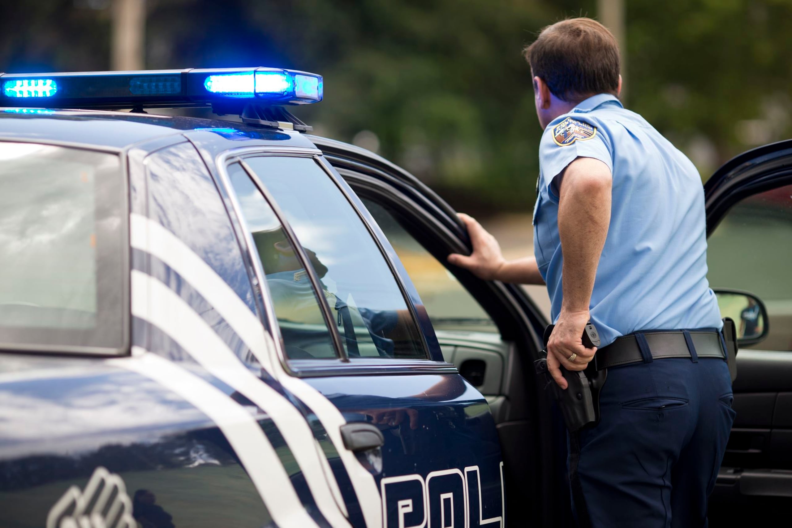 La tablilla del vehículo utilizado por los ladrones no le corresponde a ese automóvil. (GFR MEDIA)