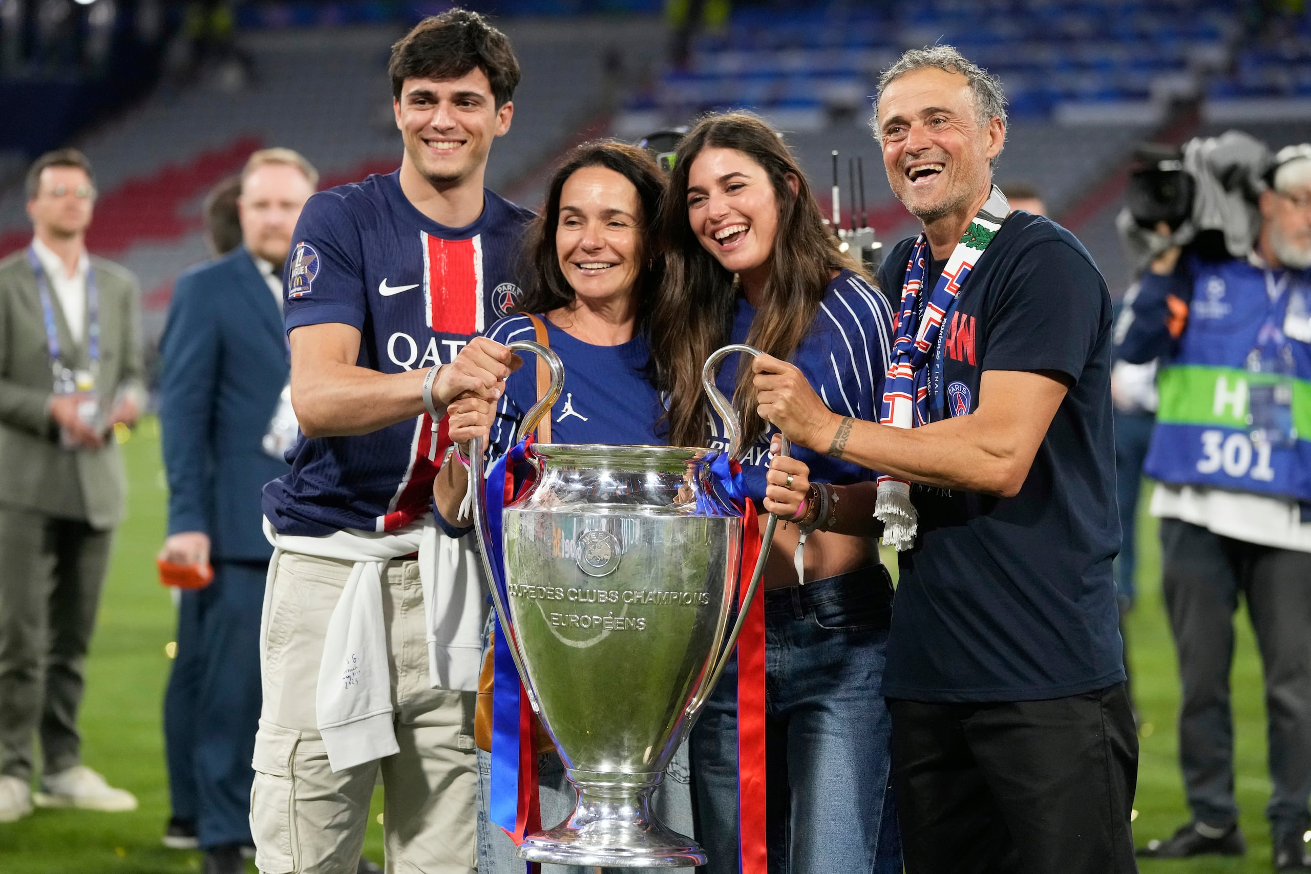 El director técnico del PSG, Luis Enrique, y su familia posan con el trofeo tras ganar la final de la Champions League ante el Inter de Milán en el Allianz Arena, en Múnich, Alemania.