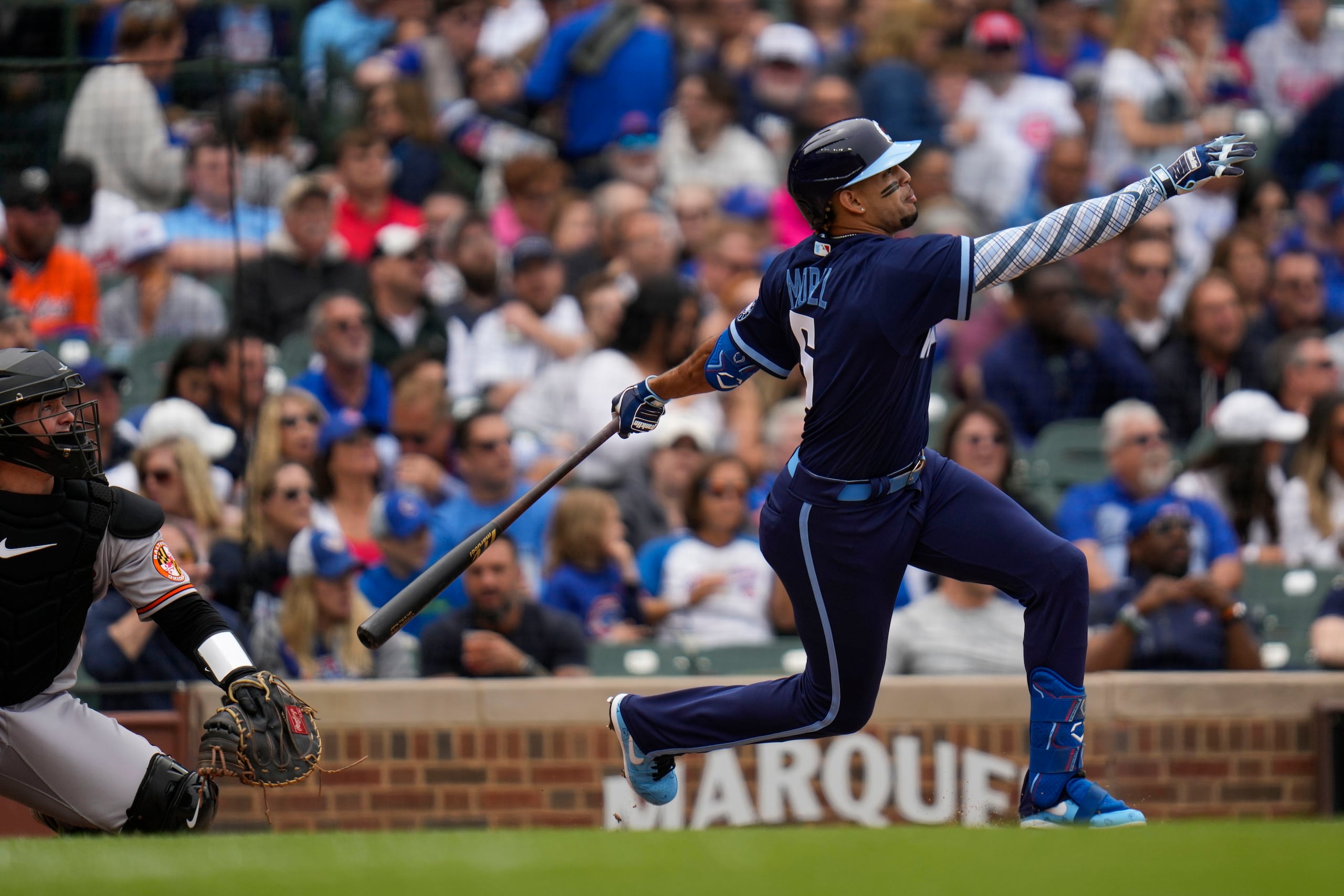 El dominicano Christopher Morel, de los Cubs de Chicago, conecta un jonrón en la tercera entrada del partido ante Baltimore el viernes.