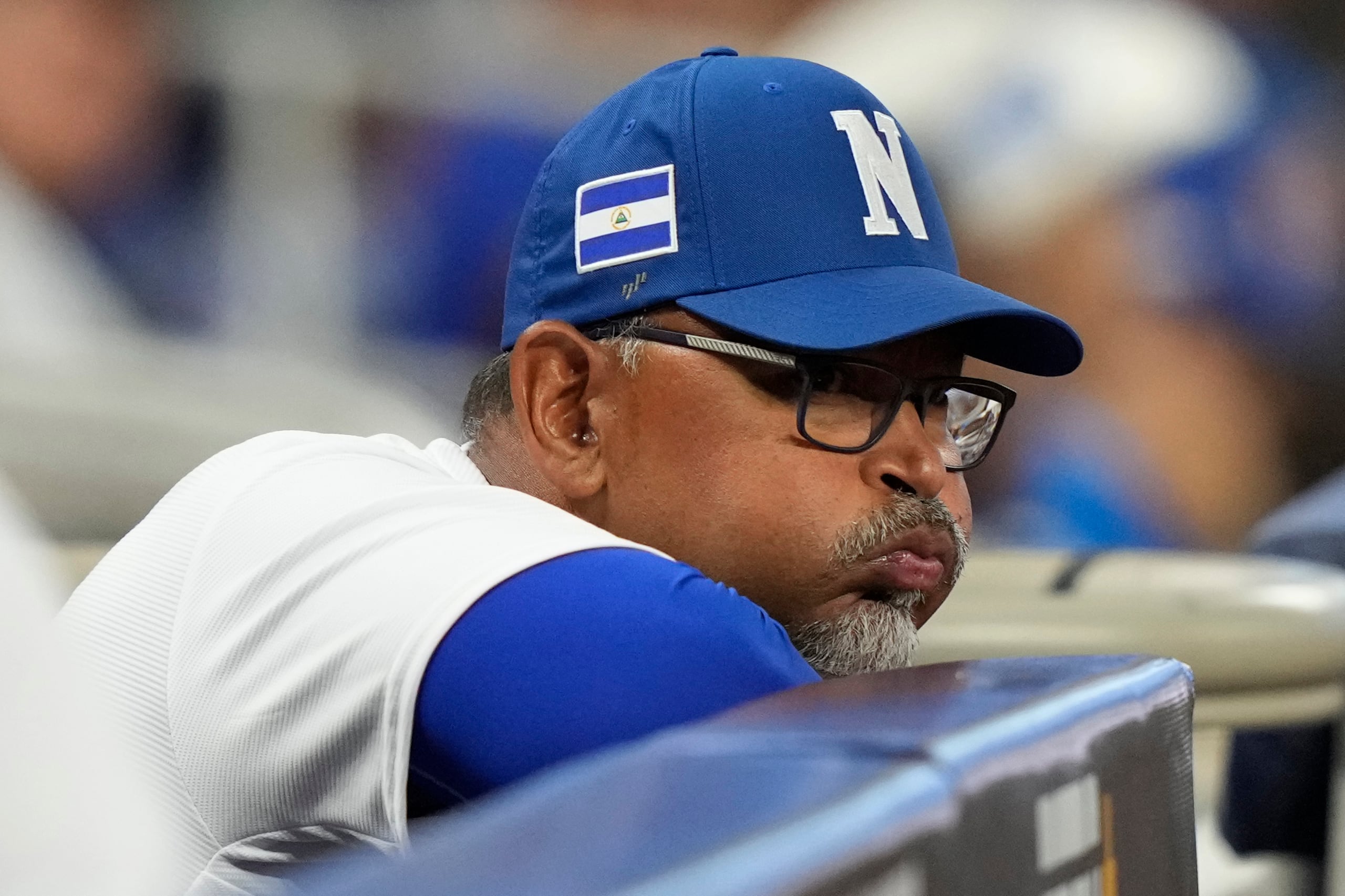 El mánager de Nicaragua, Marvin Benard, observa un partido desde el dugout en la Serie del Caribe.