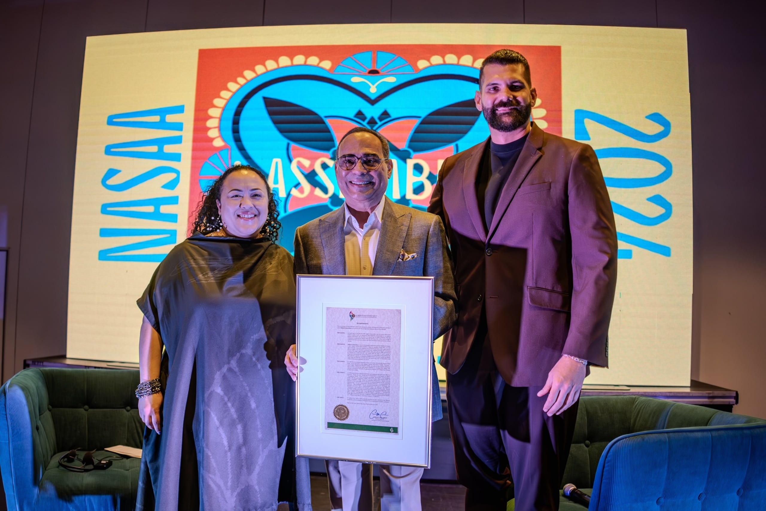 Gilberto Santa Rosa al momento de recibir la distinción.