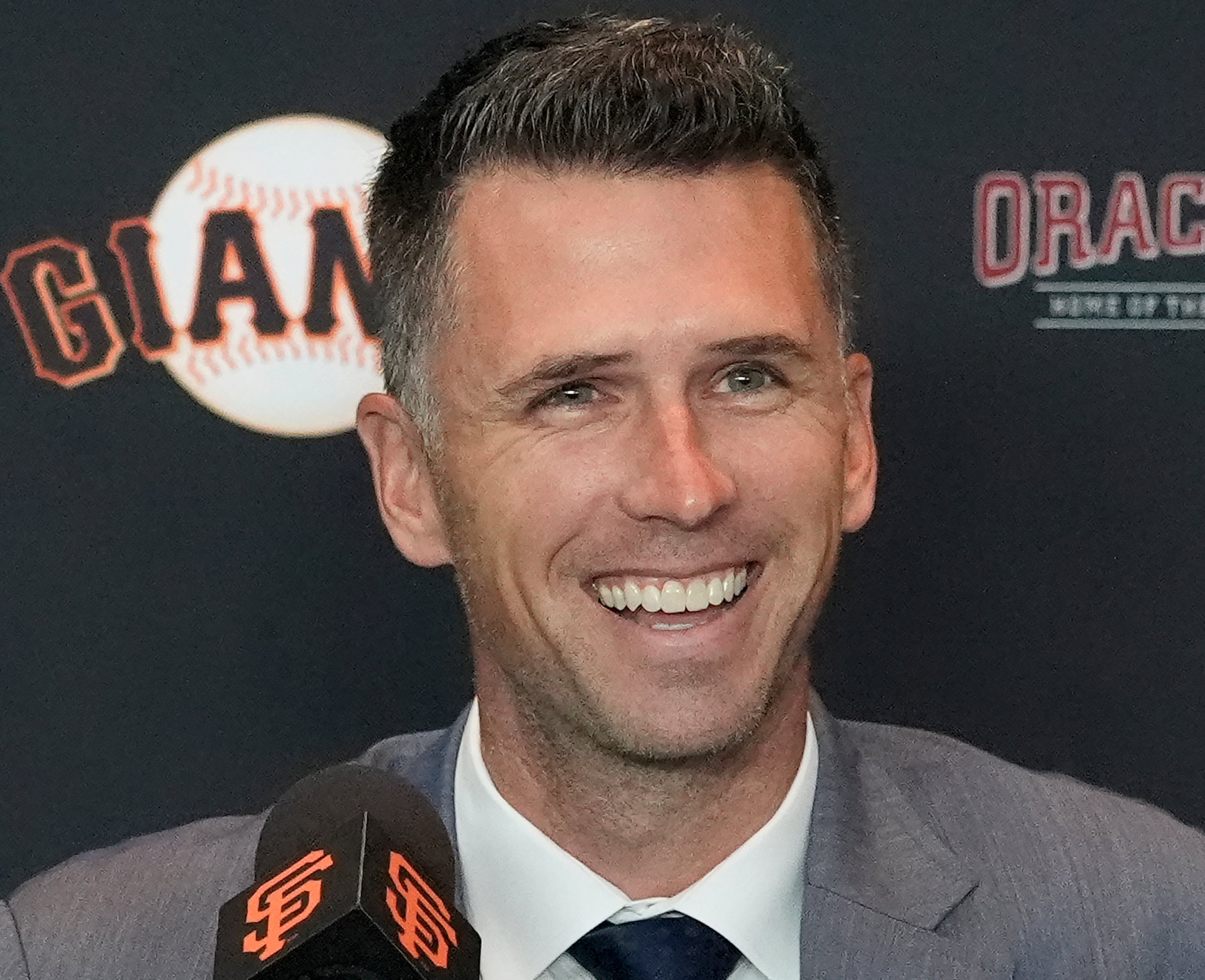 Buster Posey es otro exjugador que ahora dirige el andamiaje de los Giants. Fue clave para convencer a Willy Adames a firmar con el equipo este invierno.
