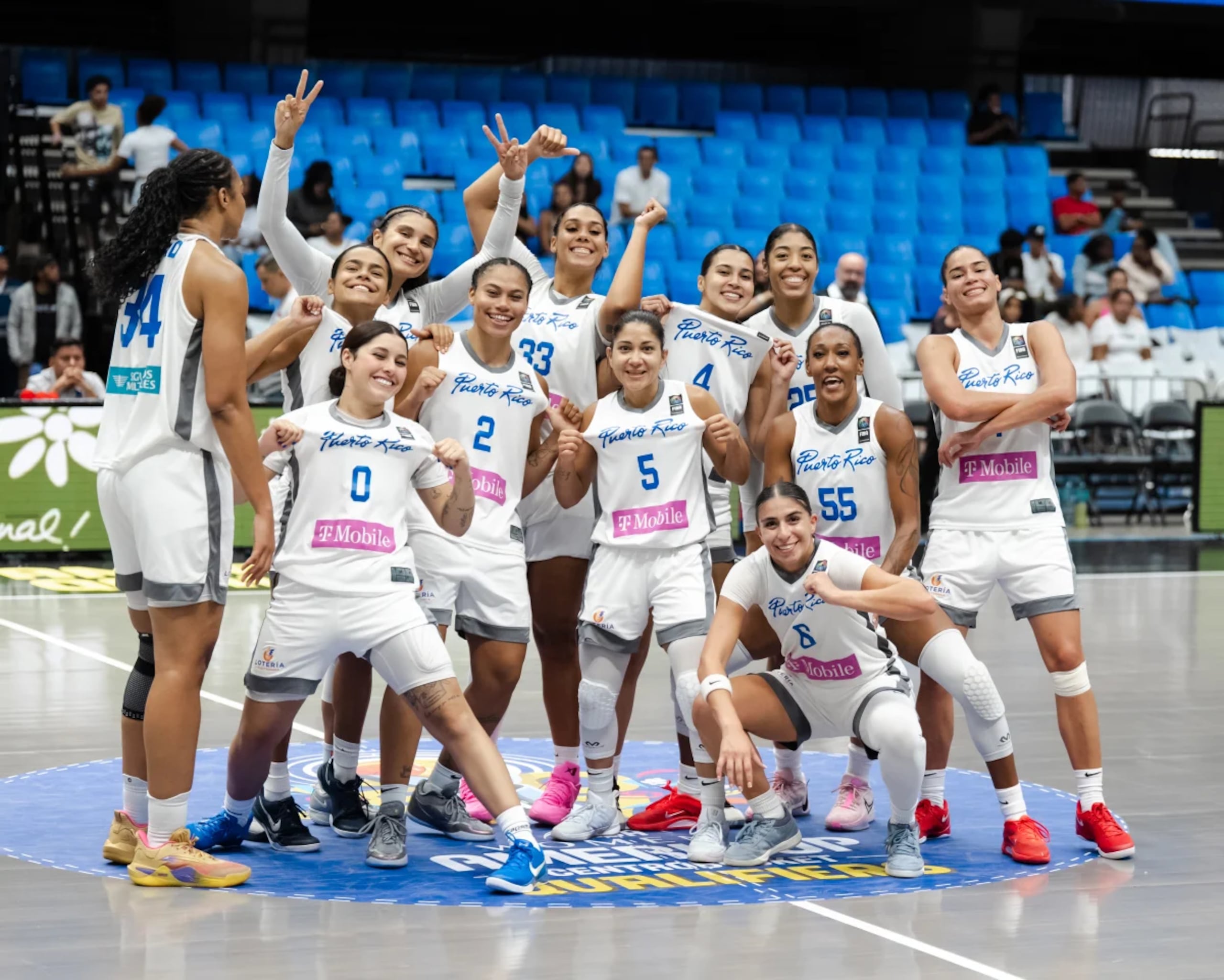 Las boricuas celebran la victoria ante República Dominicana.