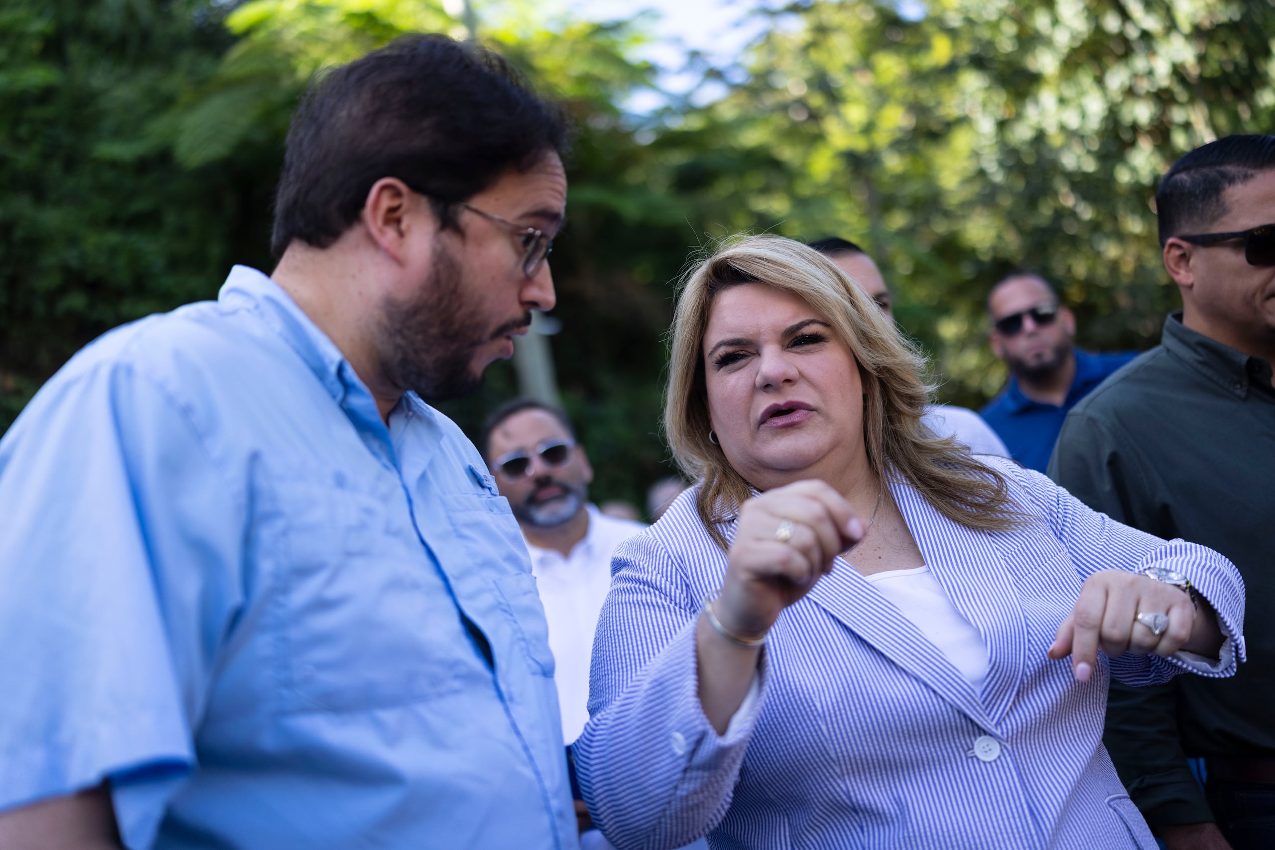 La gobernadora Jenniffer González Colón, junto al secretario del Departamento de Transportación y Obras Públicas, Edwin González. (Archivo / GFR Media)