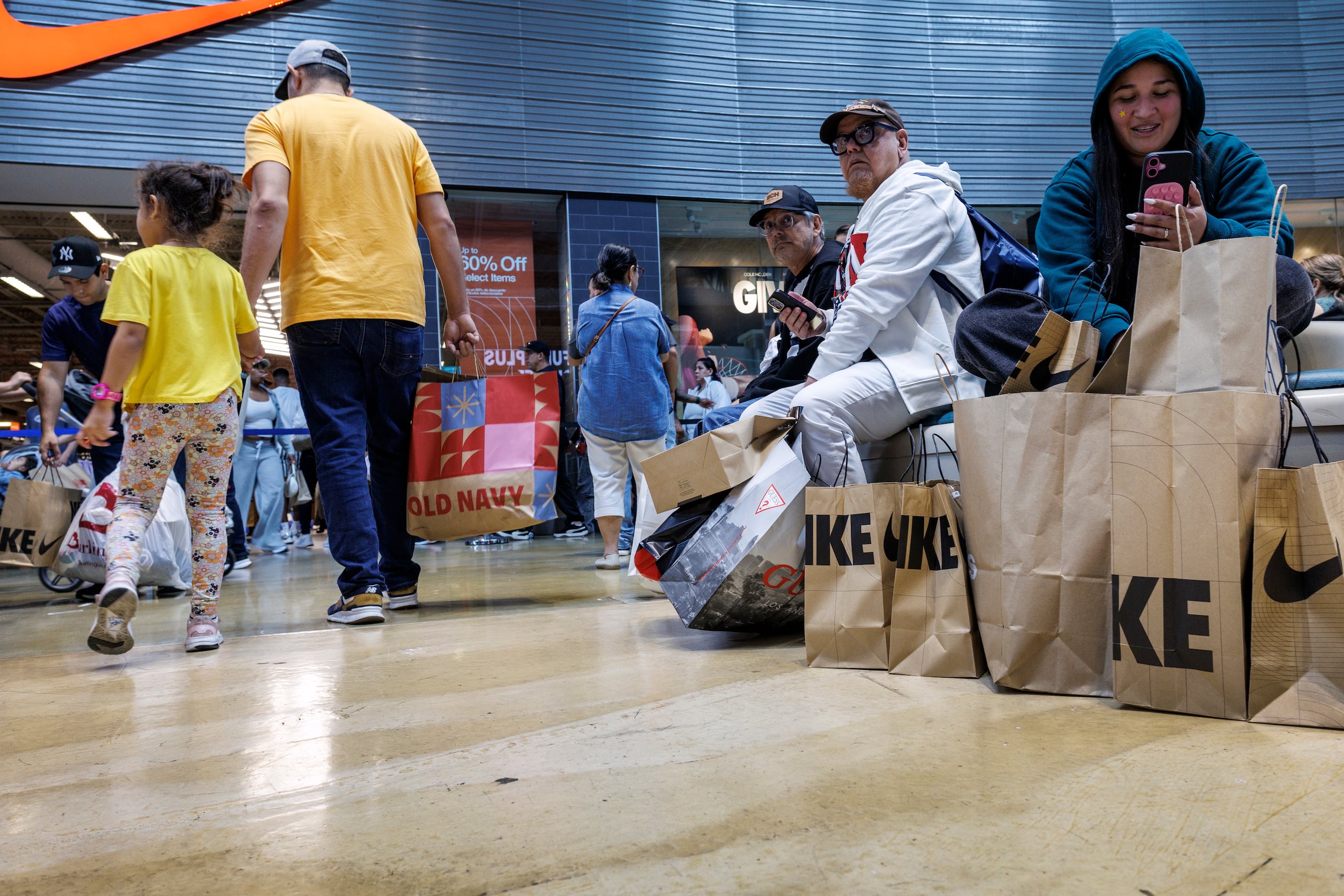 Las ventas en Internet aumentaron de manera notable en el caso de las consolas de videojuegos, televisores, auriculares, altavoces y refrigeradores. (EFE/EPA/CRISTOBAL HERRERA-ULASHKEVICH)