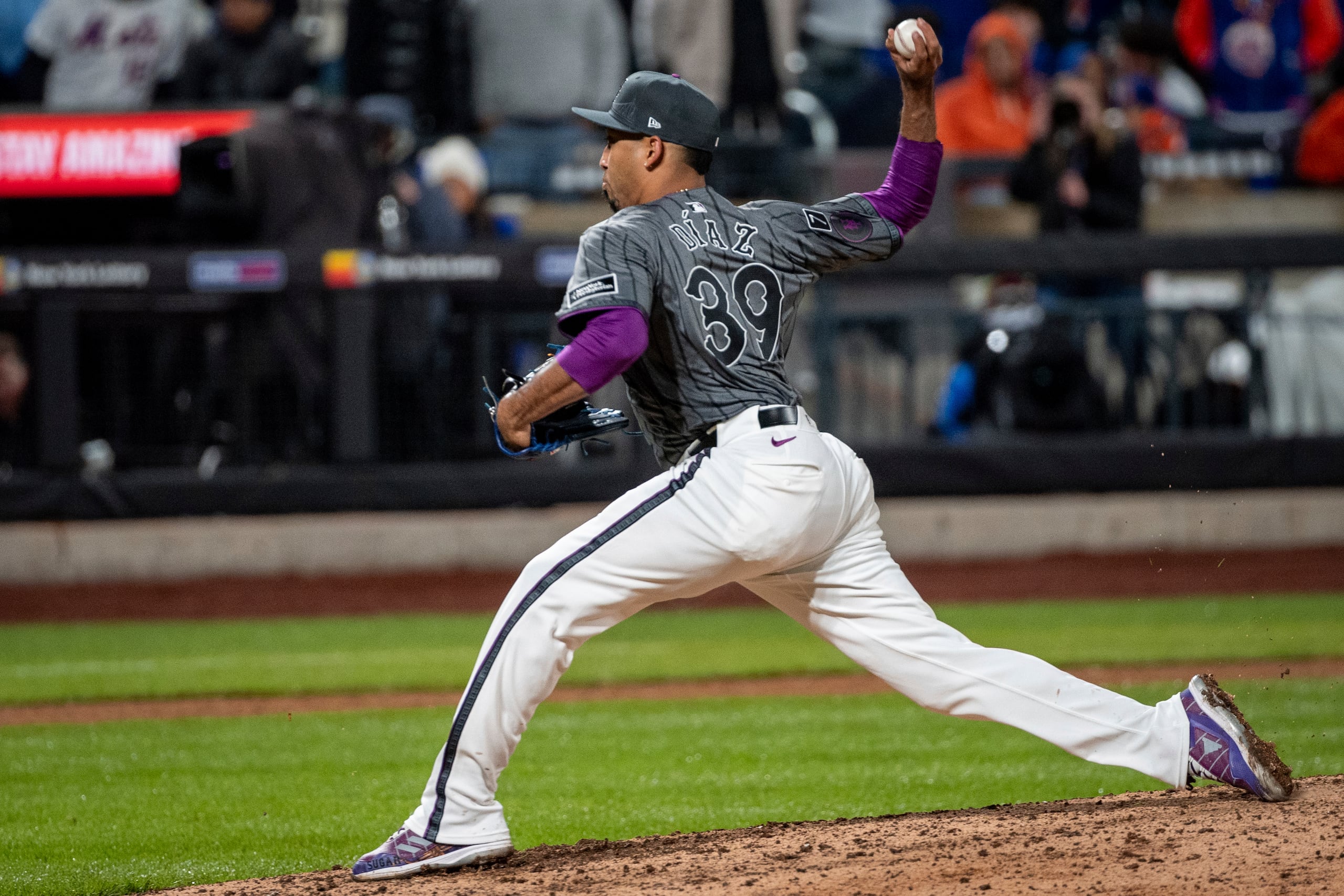 Edwin Díaz lanzó la parte alta de la novena entrada. Abanicó a tres bateadores aunque dejó un par de corredores en tránsito.