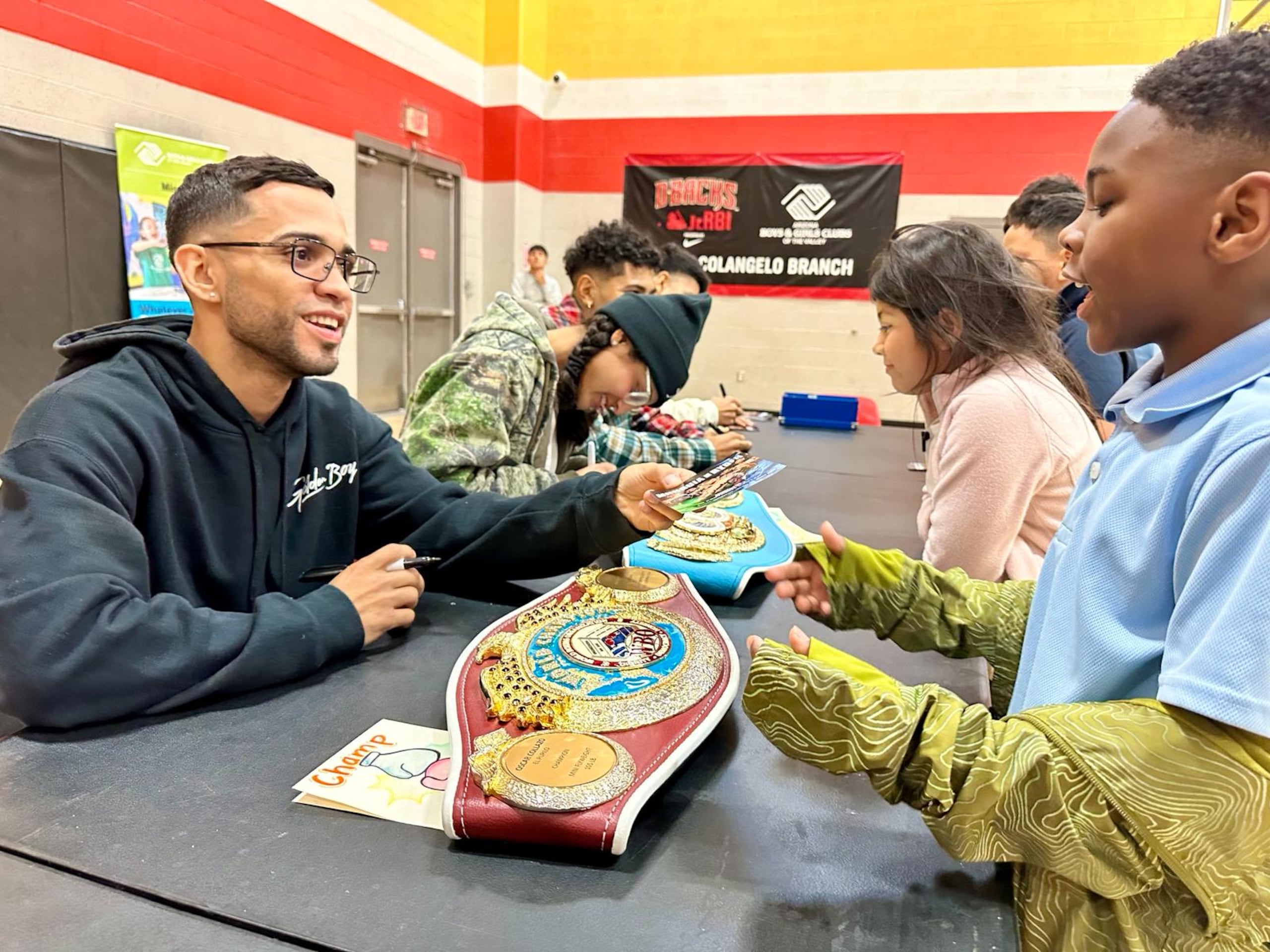 Oscar Collazo hizo una visita al "Boys and Girls Club" en Phoenix, Arizona.