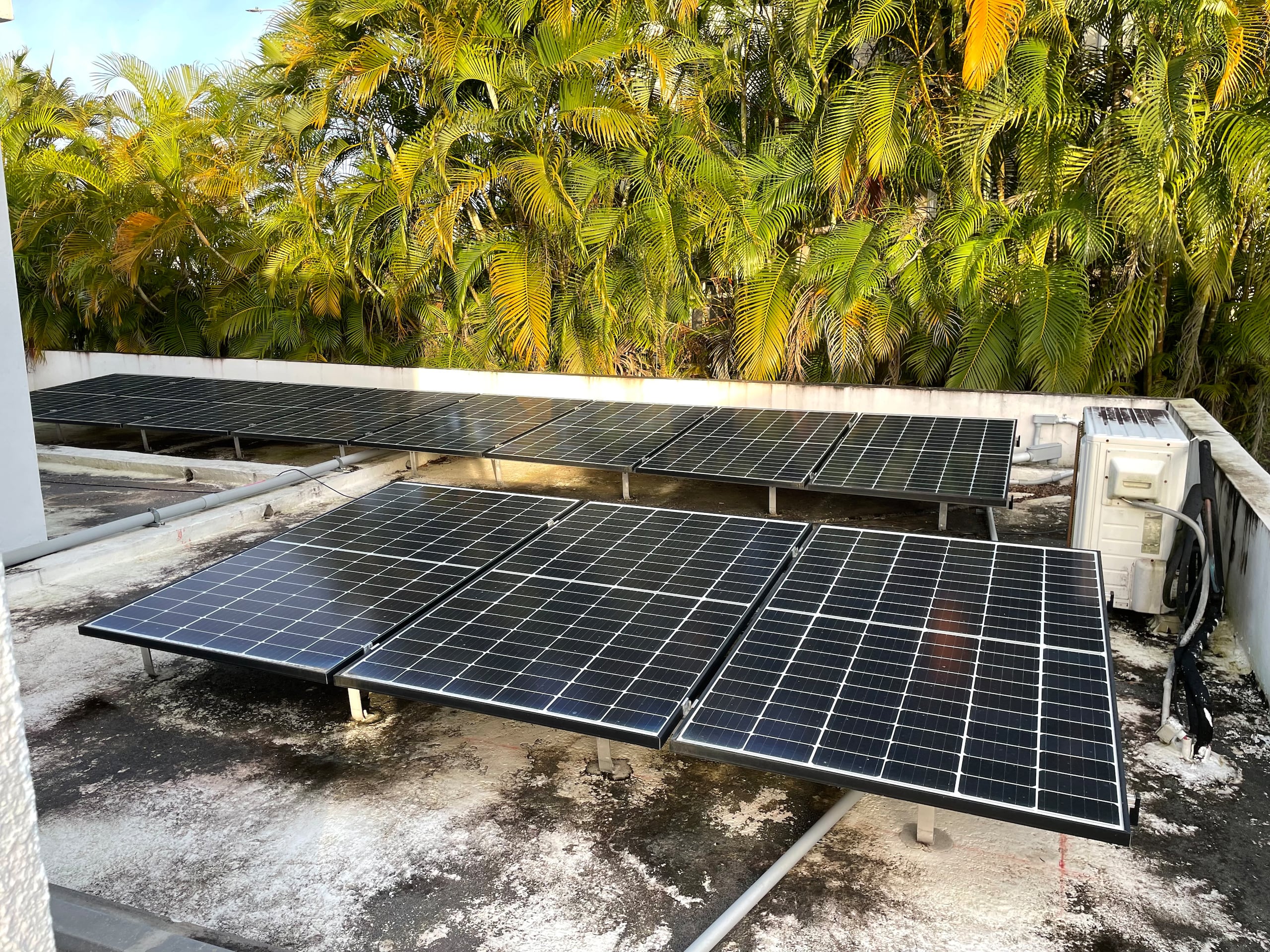 Fotografía que muestra placas solares instaladas en el tejado de una casa en Guaynabo, Puerto Rico. Fotografía de archivo. EFE/Marina Villén