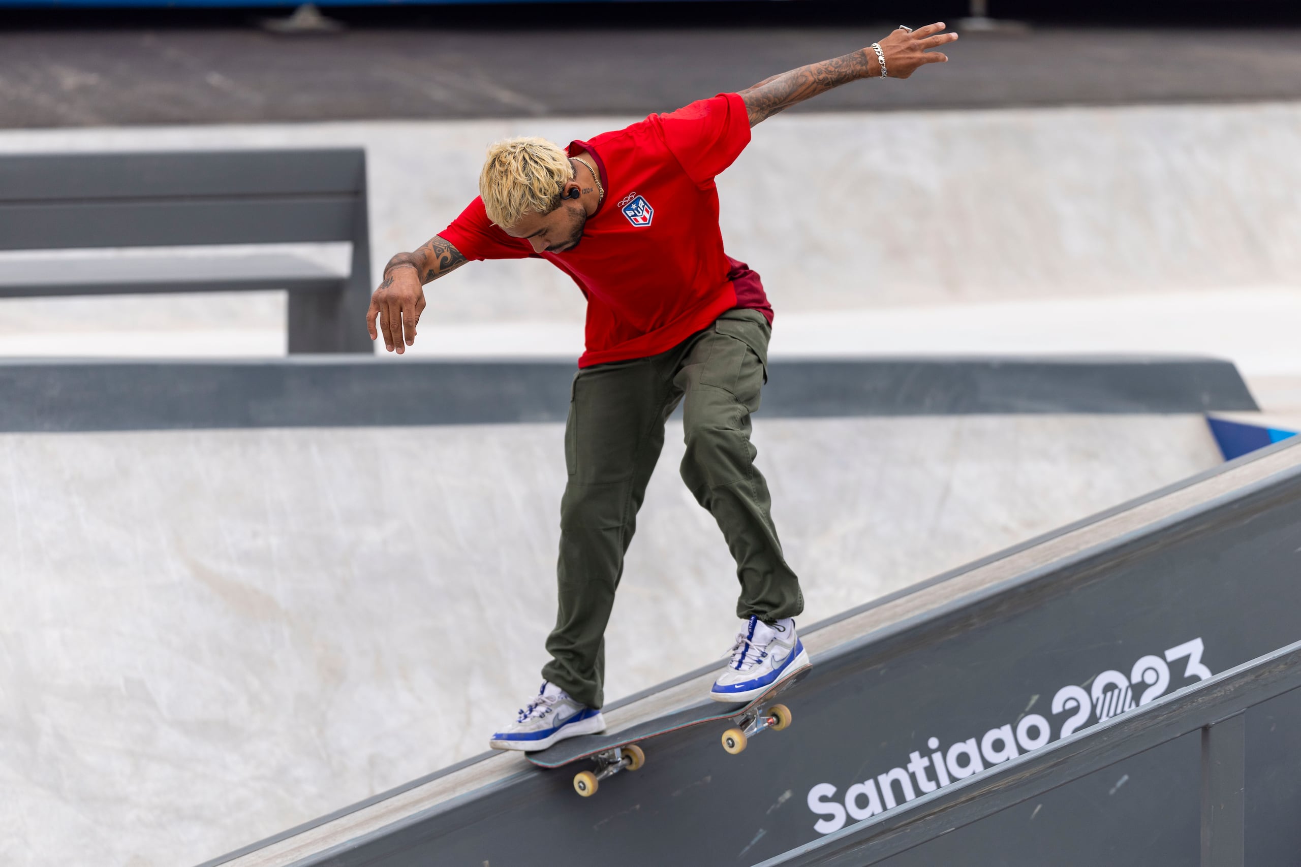 El skater boricua Manny Santiago durante el evento Street en los Juegos Panamericanos Santiago 2023.