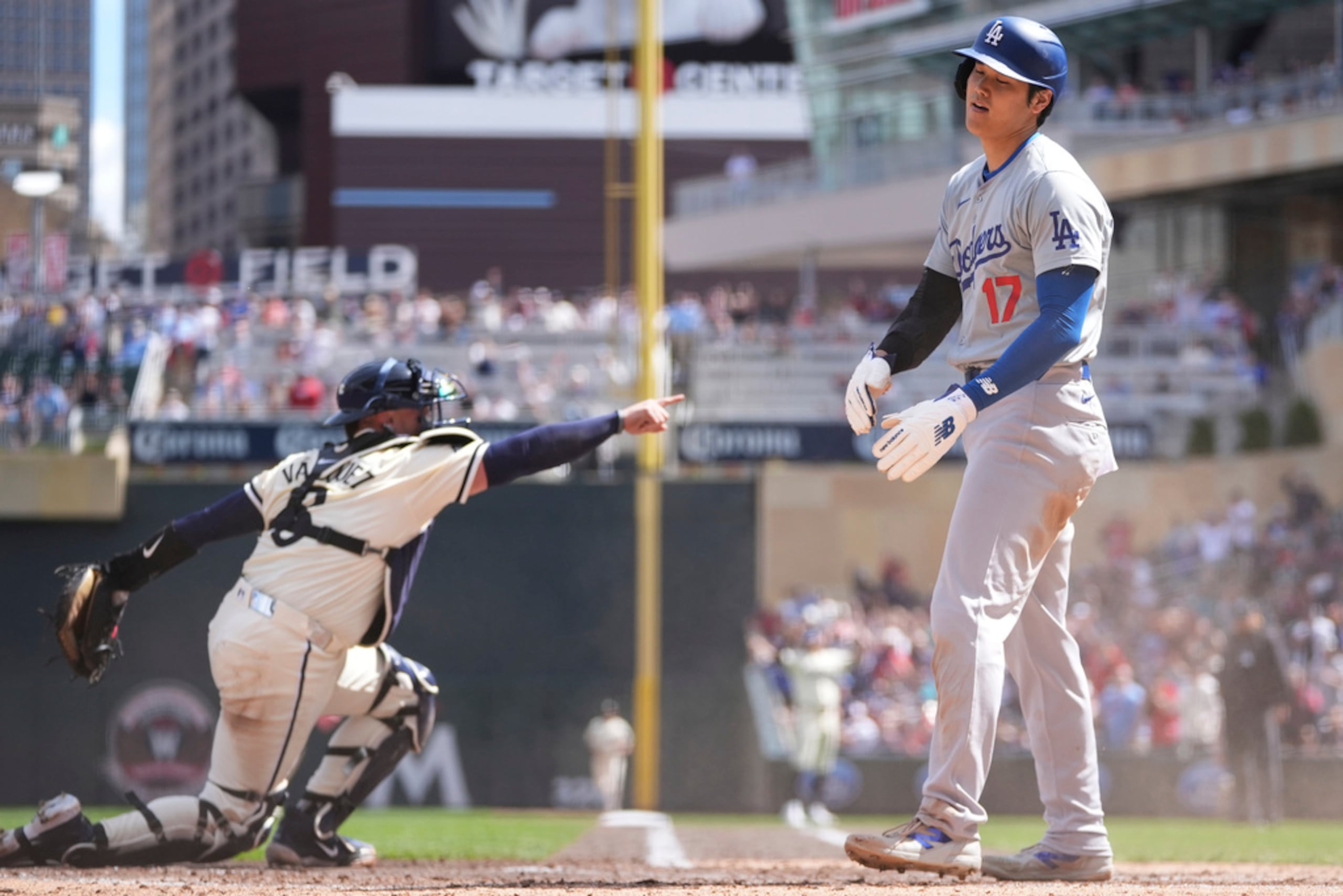 Shohei Ohtani reacciona después de ser de ser puesto fuera por Christian Vázquez.