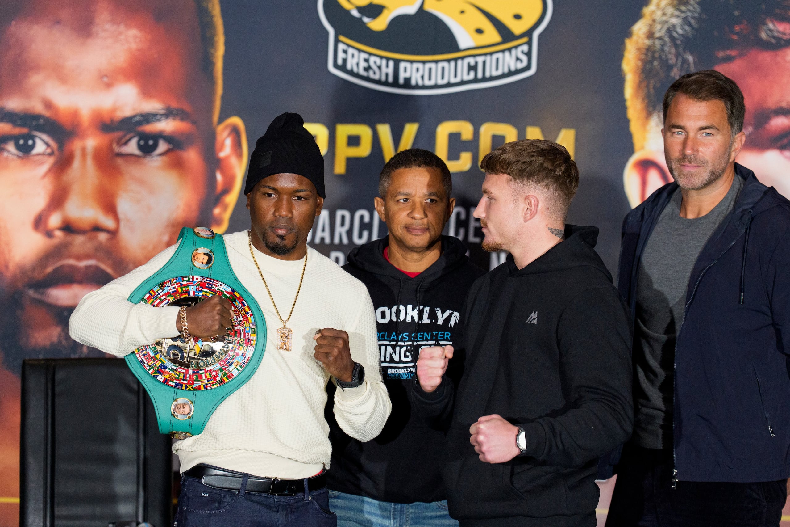 Subriel Matias (izquierda) y Dalton Smith junto a sus promotores.