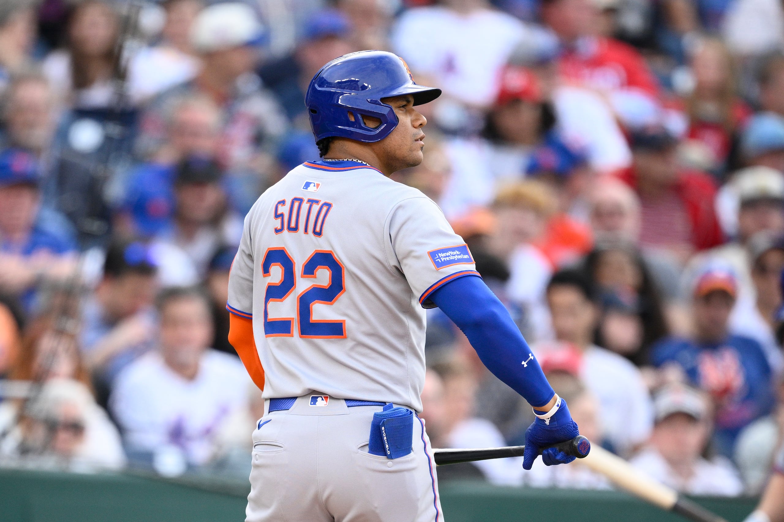 Juan Soto, de los Mets de Nueva York, camina al dugout después de poncharse ante los Nationals de Washington.