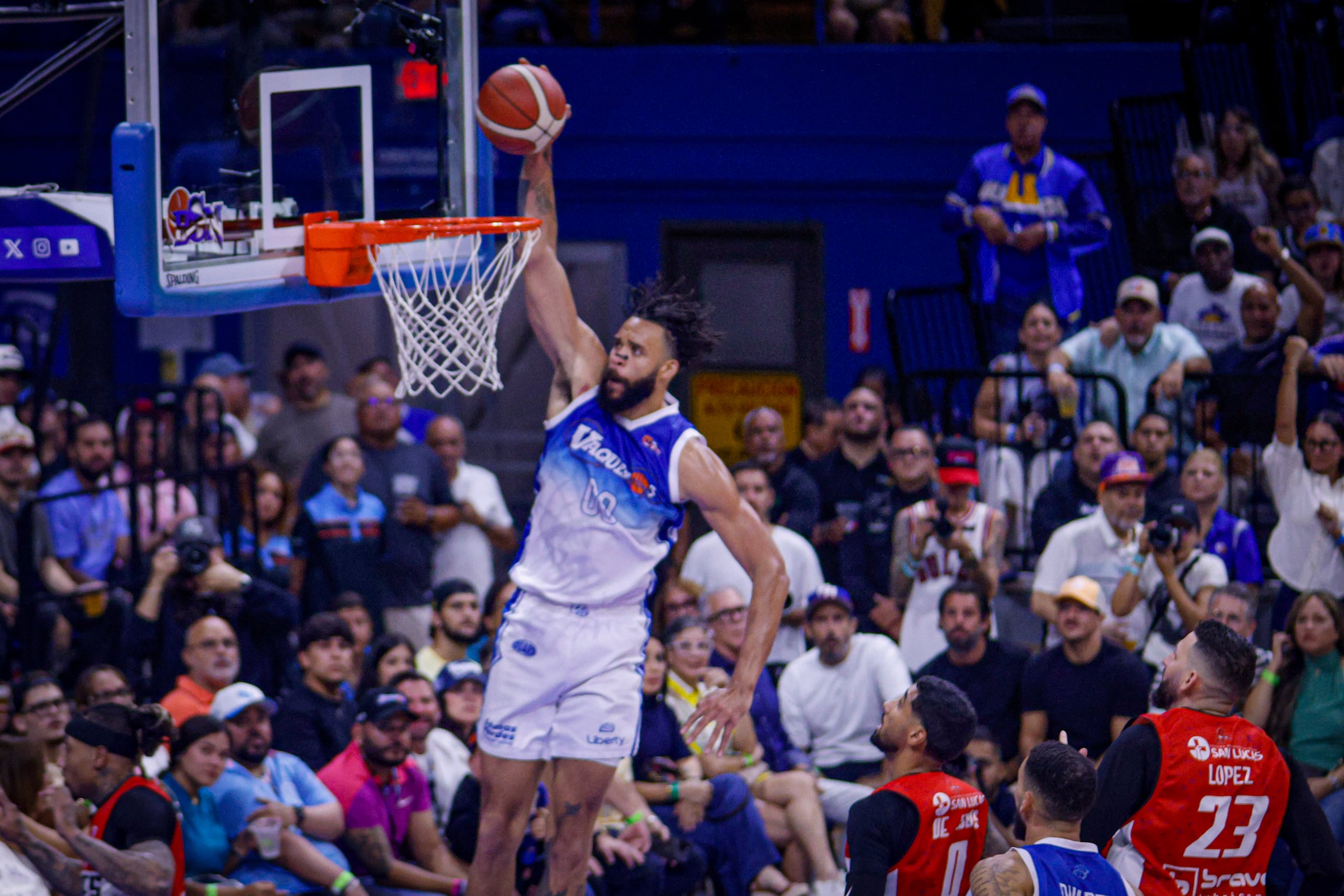 JaVale McGee estuvo súper dominante en el tercer periodo guiando a los Vaqueros a tomar la ventaja decisiva.