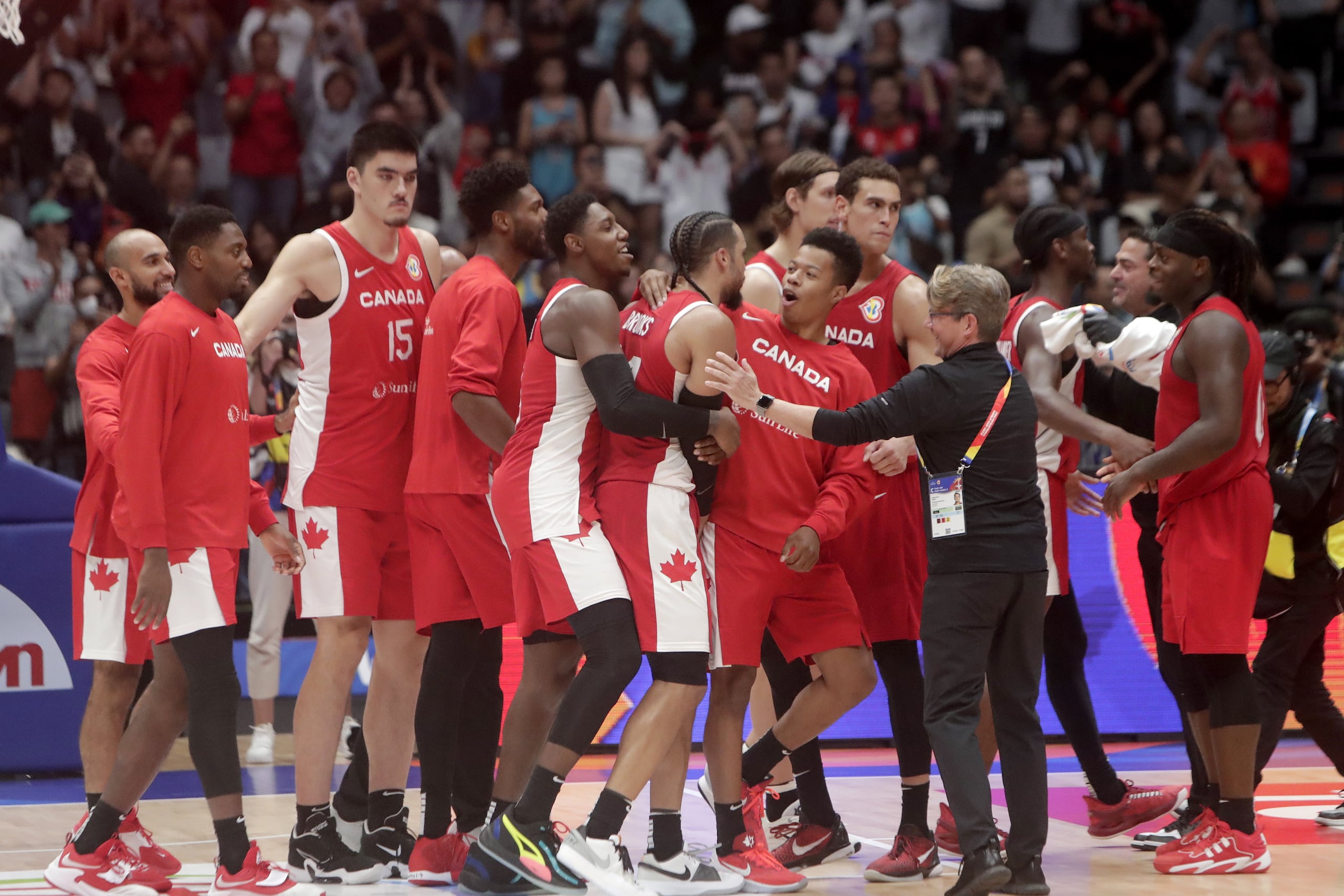 Los jugadores de Canadá celebran la victoria ante España este domingo en la Copa del Mundo FIBA. España, campeón mundial defensor, quedó eliminado.