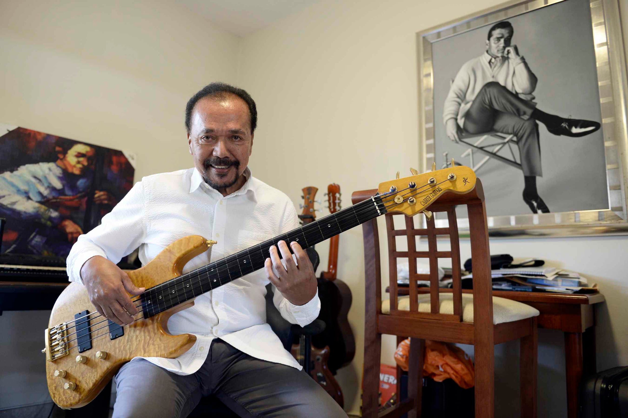 Su primer amor no fue el bajo, sino más bien la guitarra y, sobre todo, la trompeta, instrumento que aún le fascina.