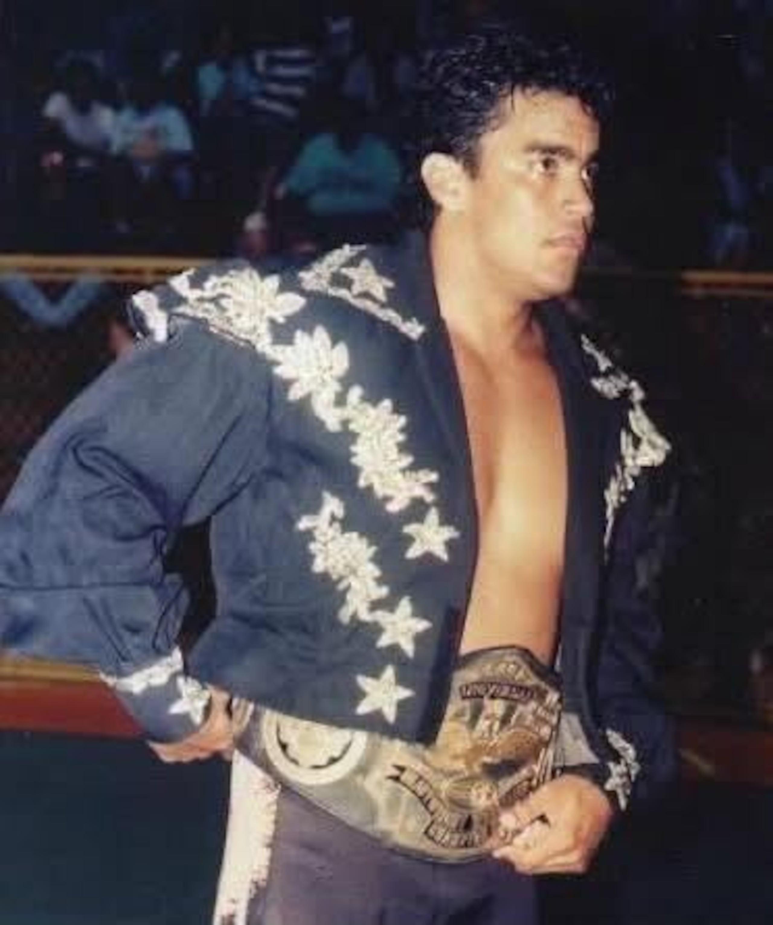 Ray González durante su primer reinado como campeón Universal de la WWC.