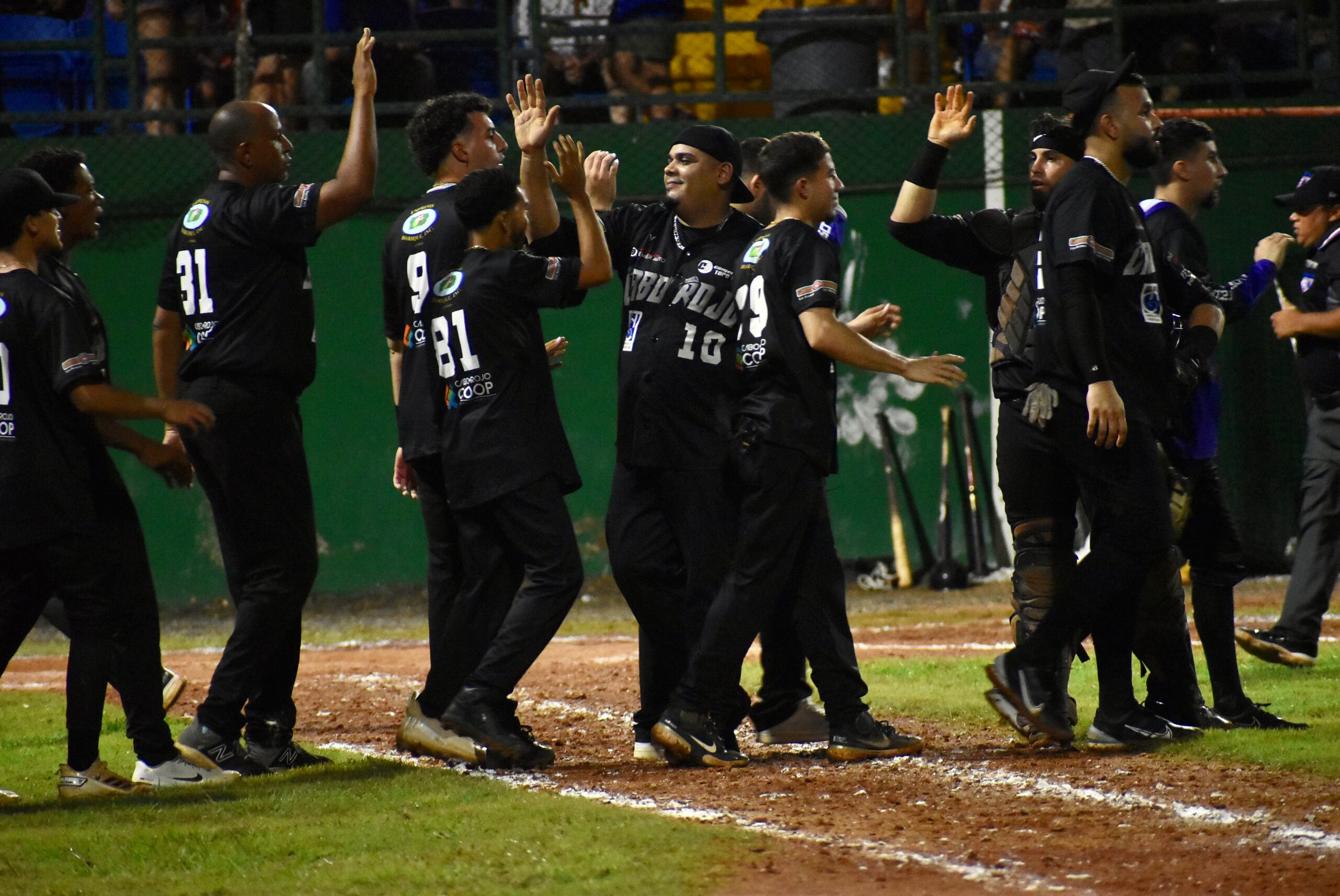 Los Piratas de Cabo Rojo evitaron la eliminación el domingo, superando a los Arenosos en Camuy. Estos últimos buscan su primer pase a una final nacional.