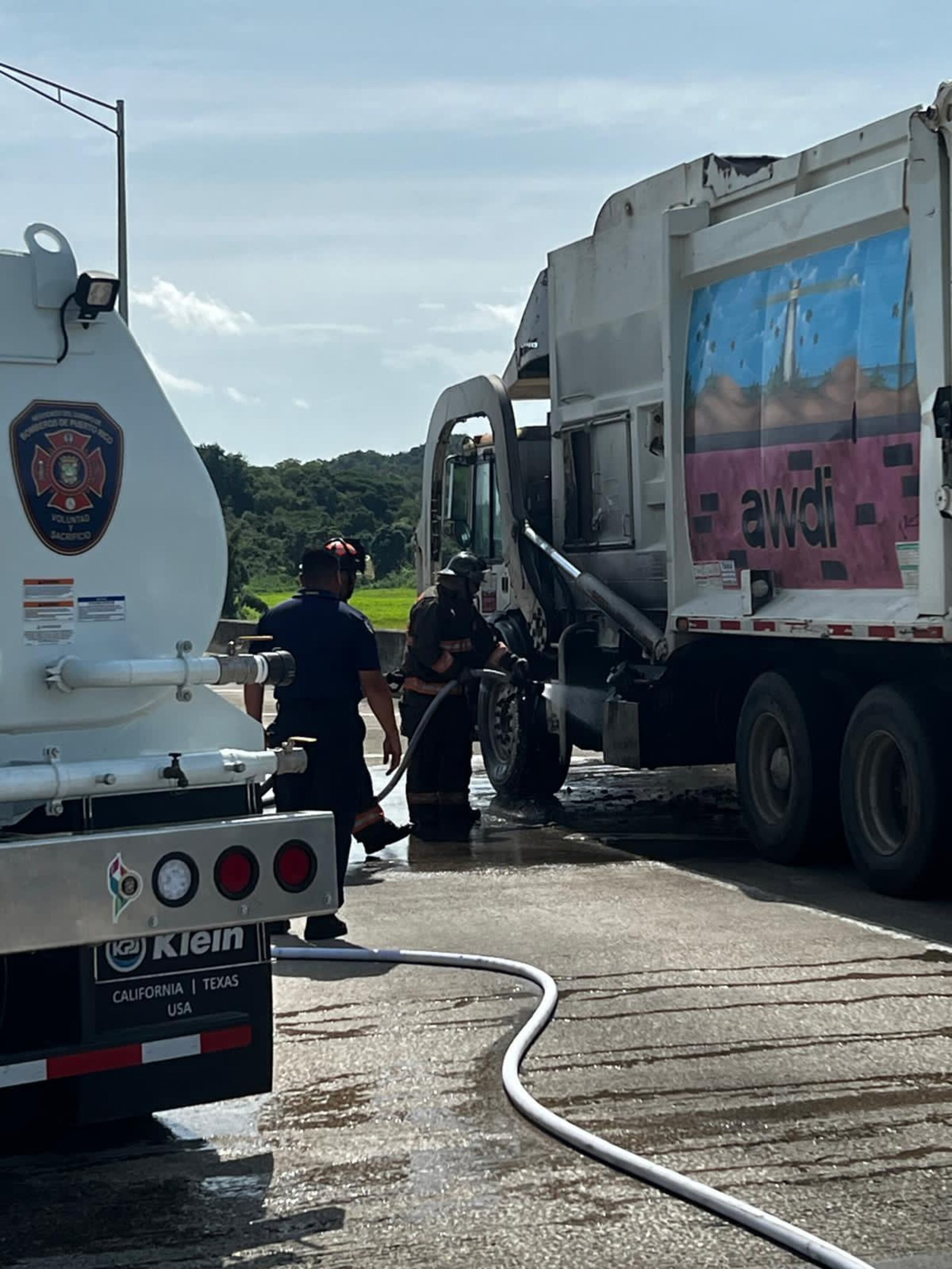Un camión de recogido de basura se incendió en el kilómetro 53.4 de la autopista José De Diego, en Barceloneta. No hubo heridos.