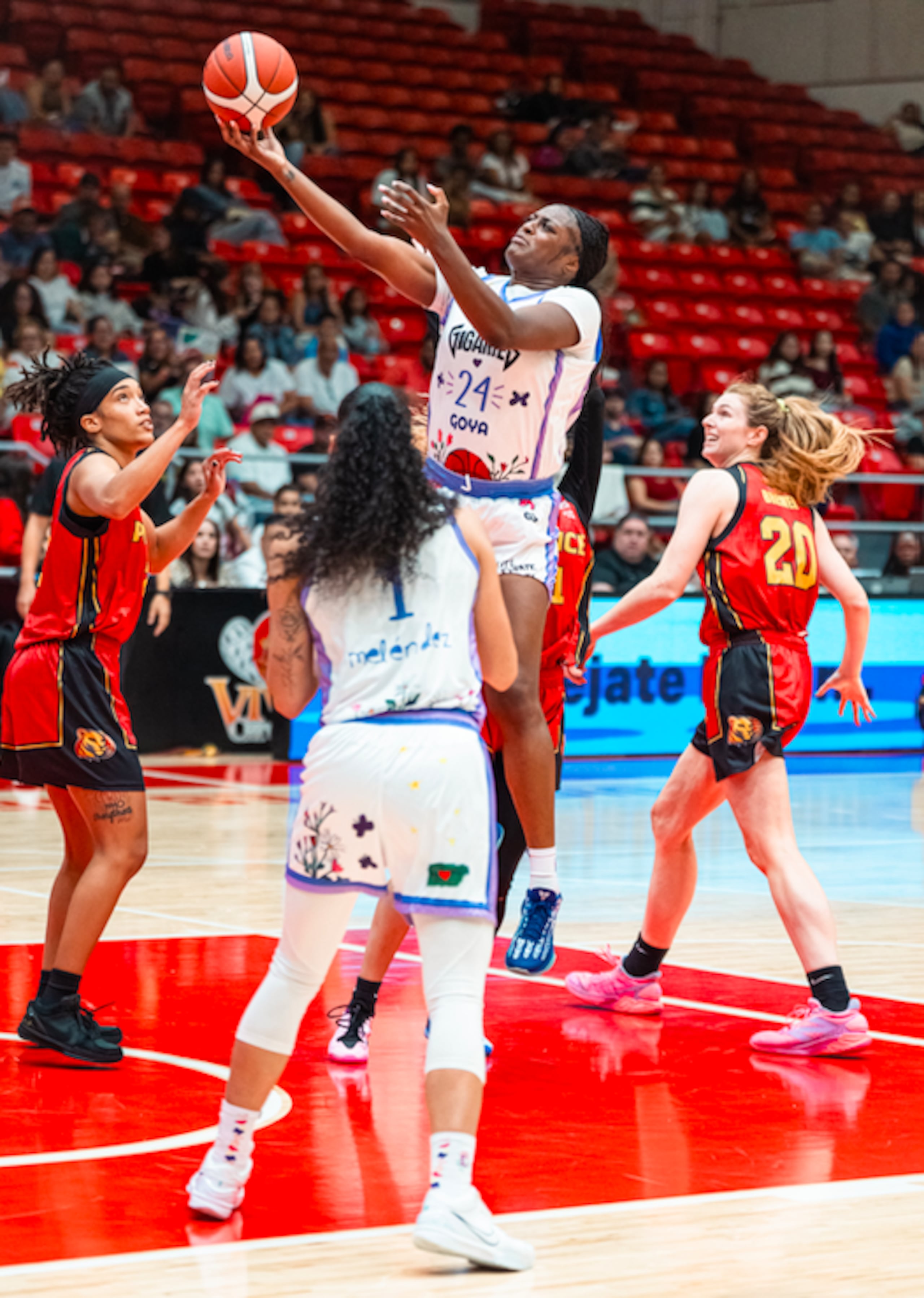 Joyner Holmes se eleva al canasto ante la defensa de las Leonas de Ponce.