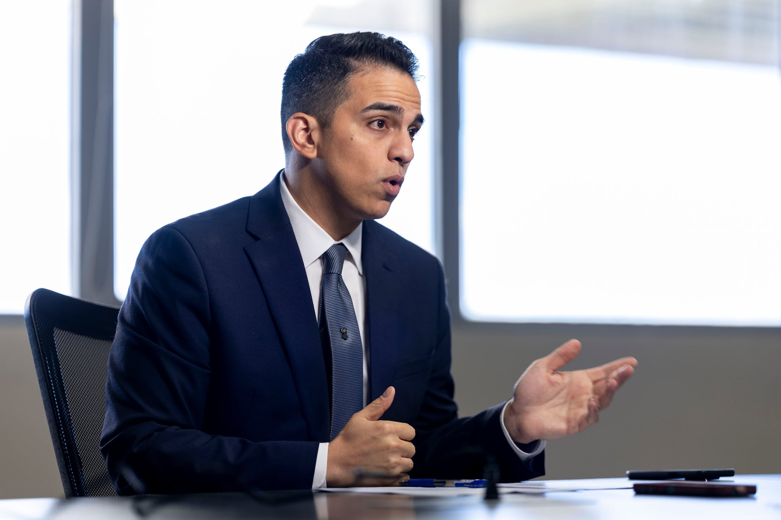 De acuerdo con la Sección 6023.03 del Código de Rentas Internas, el secretario de Hacienda tiene la autoridad para revocar o suspender las licencias a todo poseedor de dicha licencia que violare los reglamentos o las normas establecidas.