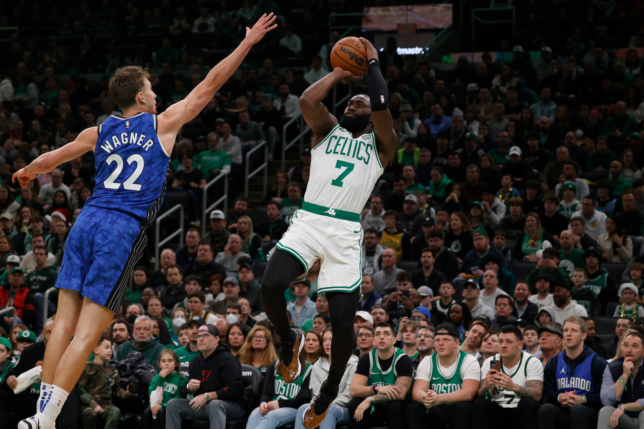 Jaylen Brown (7), escolta de los Celtics de Boston, dispara sobre el intento de bloqueo de Franz Wagner (22), alero del Magic de Orlando, durante la primera mitad del juego.