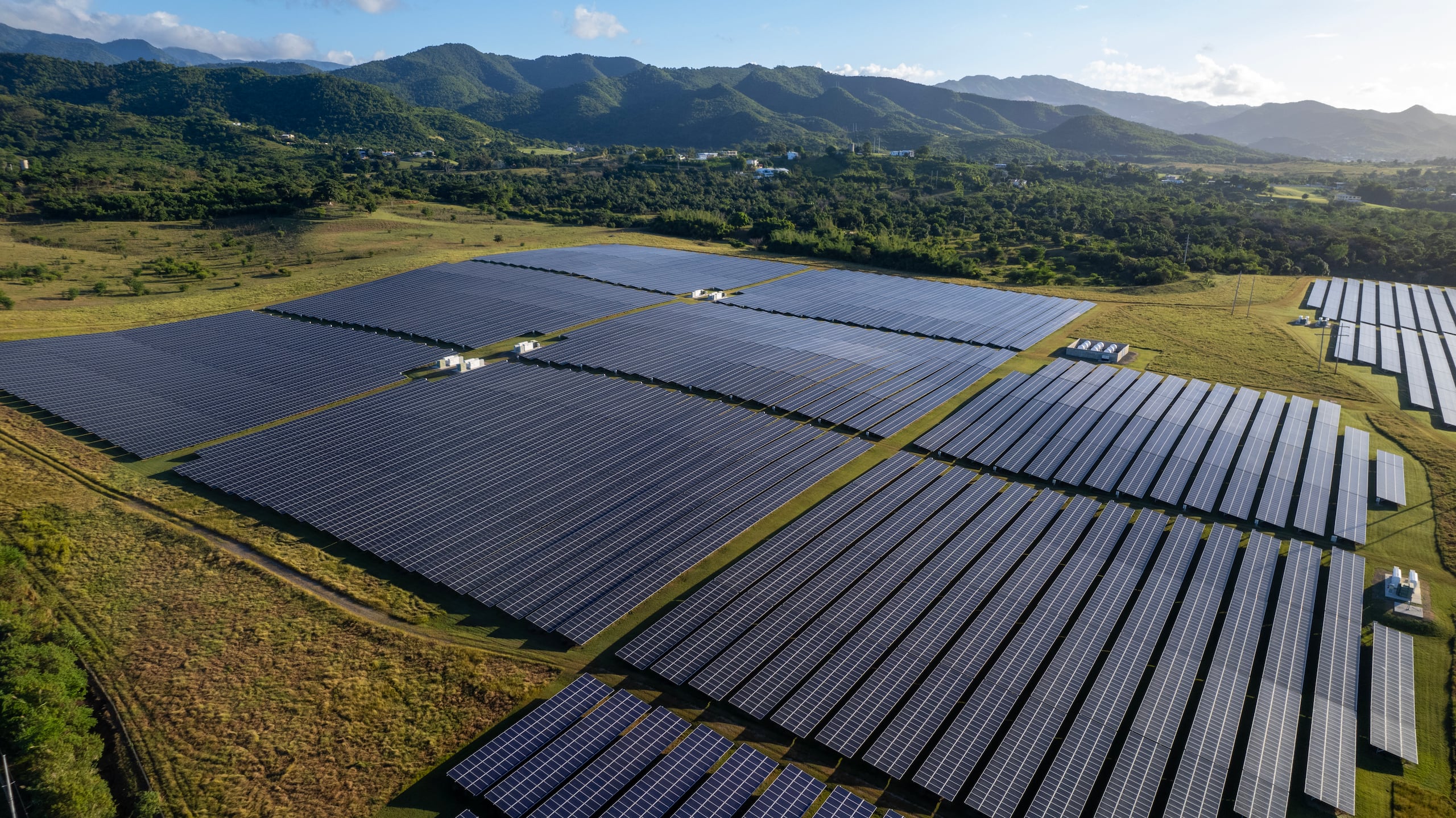 Arriba, la segunda finca solar de Windmar en el barrio Coto Laurel, en Ponce.