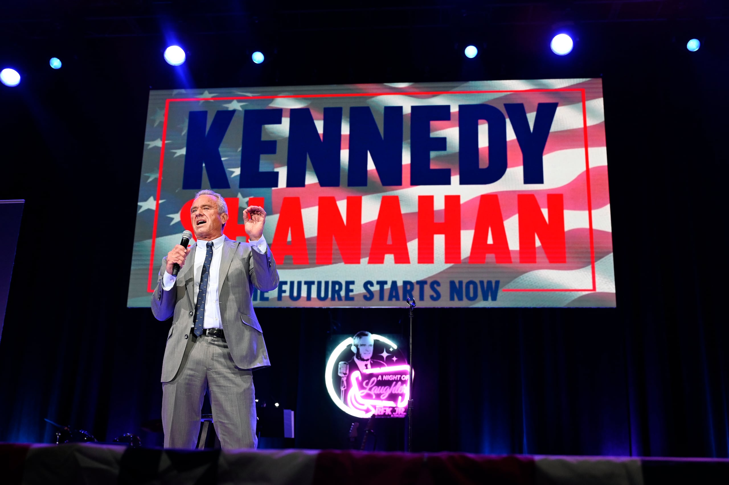 RFK Jr, de 70 años, considerado la 'oveja negra' de los Kennedy y conocido por su postura antivacunas, padece una condición coronaria común que le ha llevado a ser hospitalizado al menos cuatro veces.